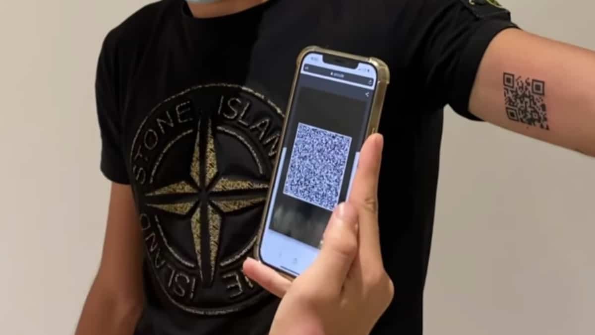 Un italiano si fa tatuare… il passaporto sanitario Un italiano si fa tatuare… il passaporto sanitario