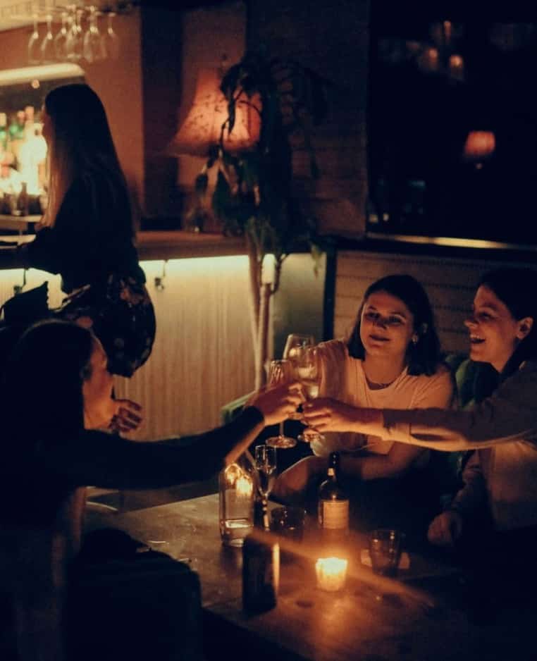 Bars et restos à pleine capacité dès novembre 