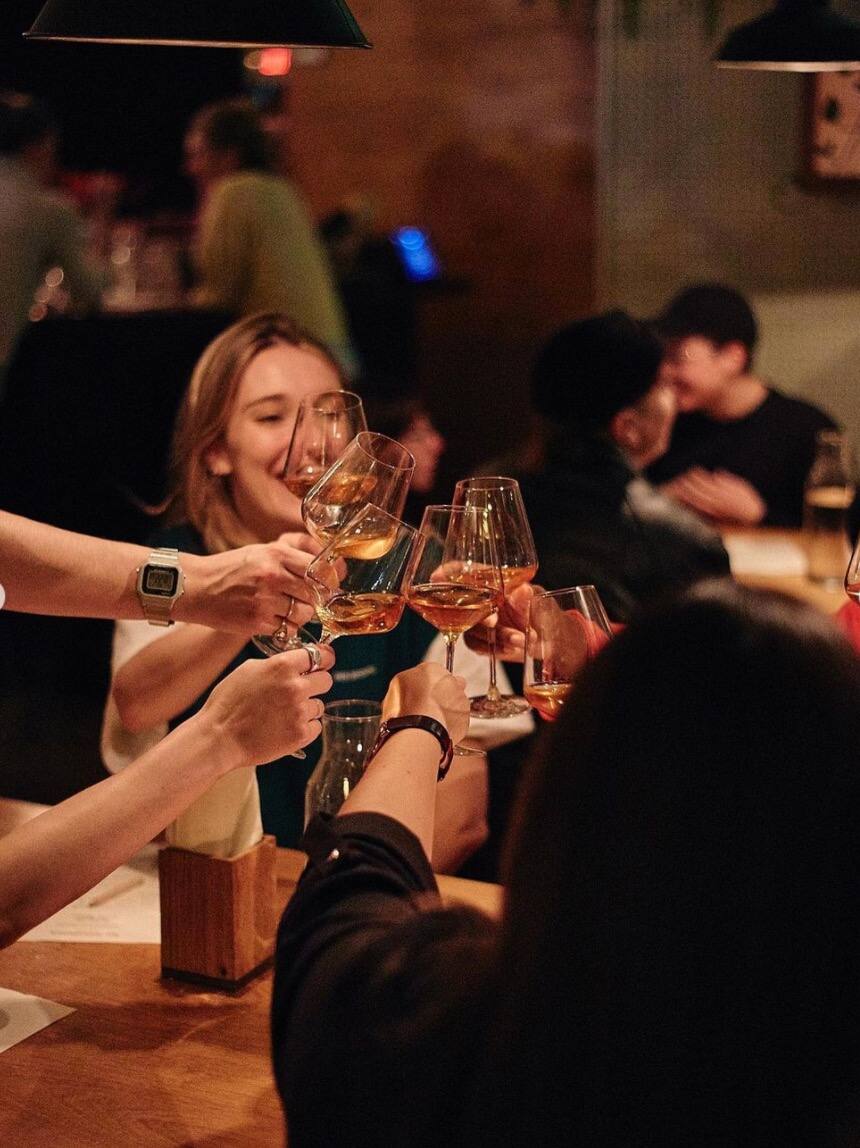 Un club de vin qui organise des soirée festives