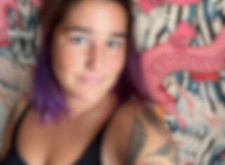 Elle ajoute de délicats tatouages à sa collection