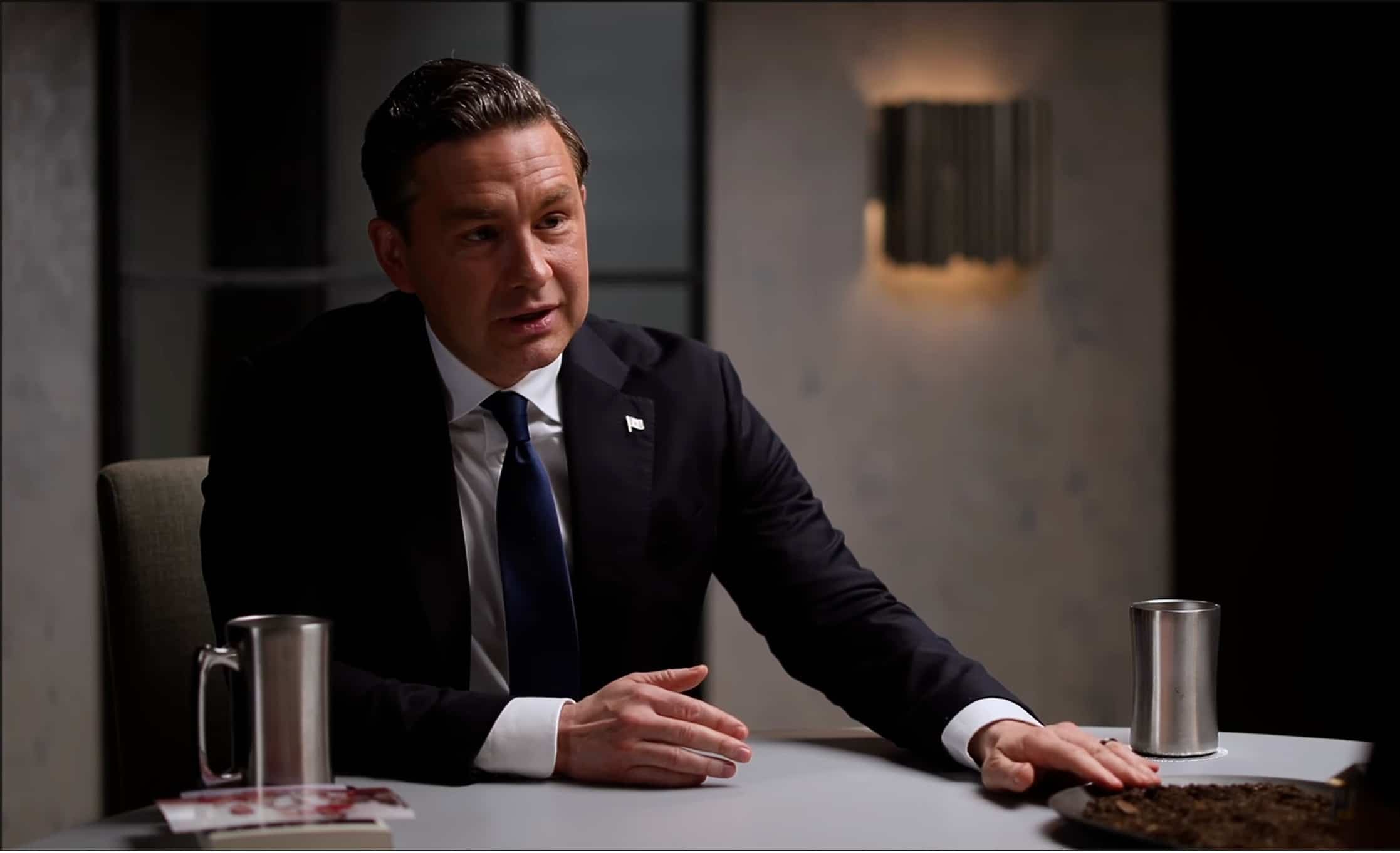 Pierre Poilievre revient en détail sur son enfance dans un autre balado