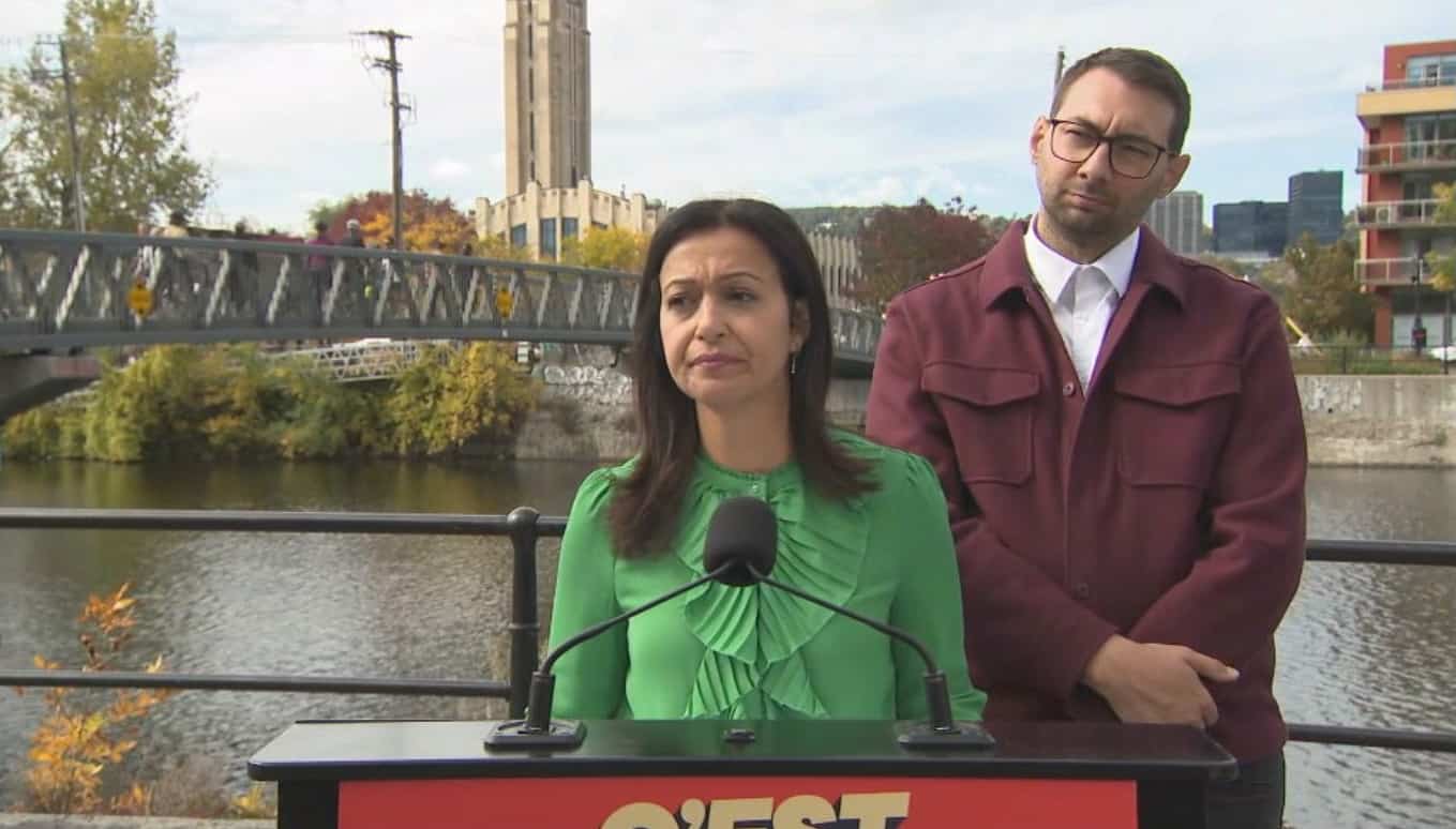 La co-porte-parole de Québec solidaire, Ruba Ghazal, et son candidat et député sortant dans Saint-Henri–Sainte-Anne, Guillaume Cliche-Rivard.