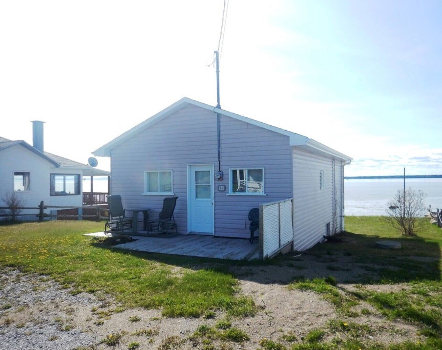 7 chalets sur le bord de l'eau à vendre à moins de 101 000 partout au