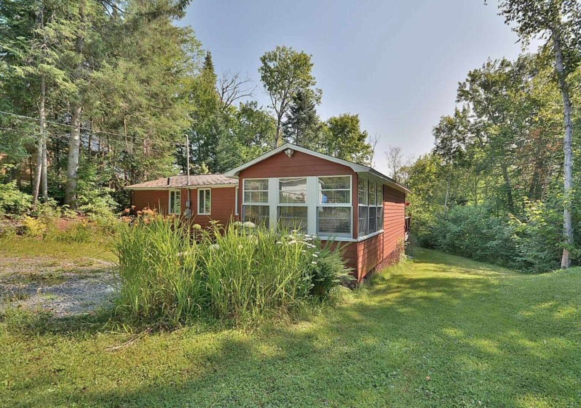 7 chalets sur le bord de l'eau à vendre à moins de 101 000 partout au