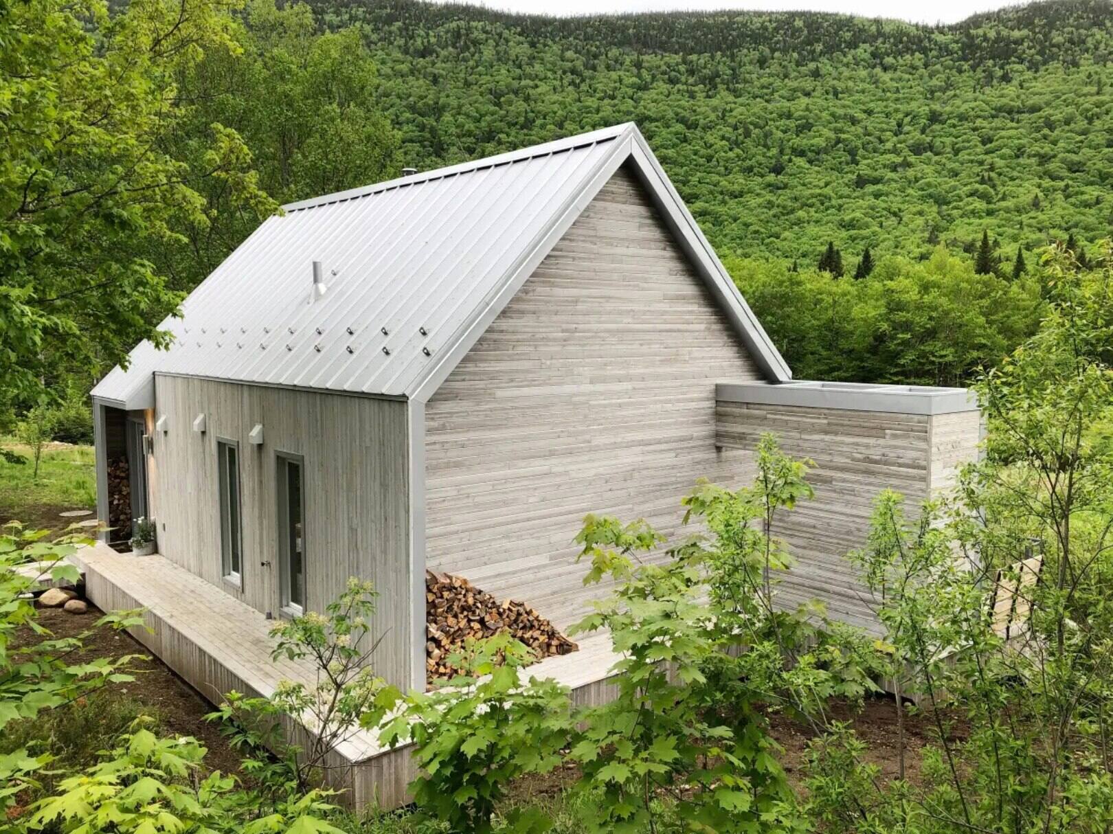 Un chalet scandinave à flanc de montagne avec spa à louer cet automne à SainteBrigittedeLaval