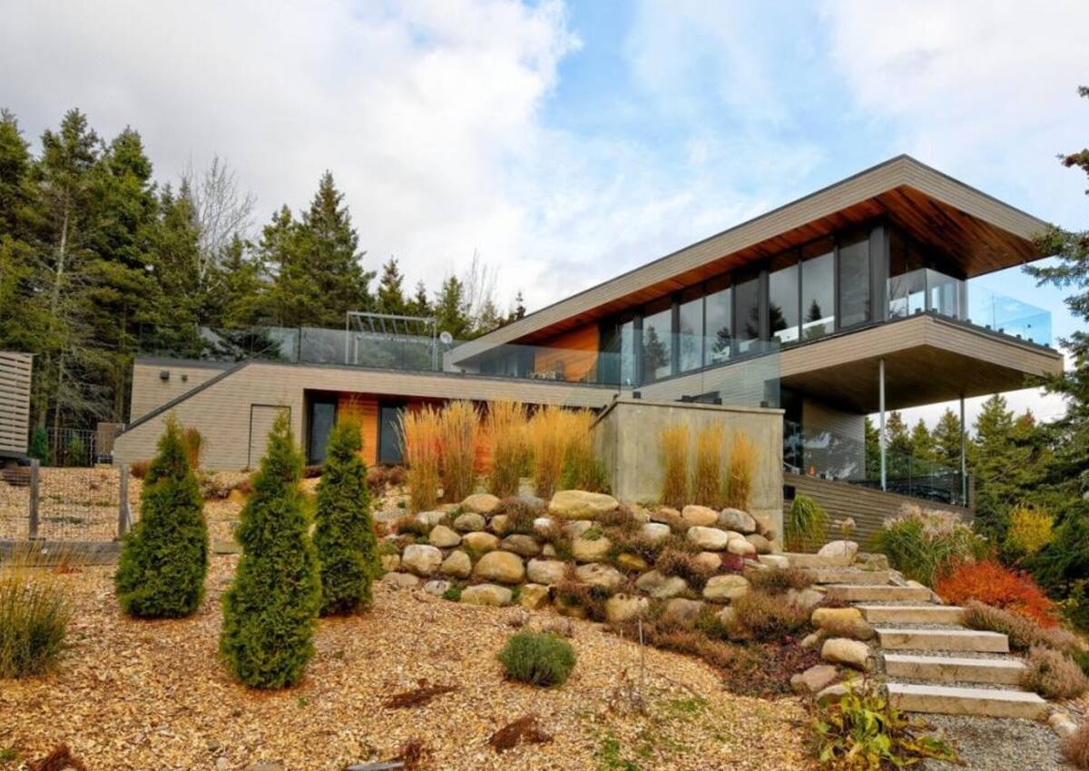 Une maison de rêve avec vue sur le fleuve à vendre à La Malbaie pour 1 437 187 JDM Une maison de rêve avec vue sur le fleuve à vendre à La Malbaie pour 1 437 187 JDM