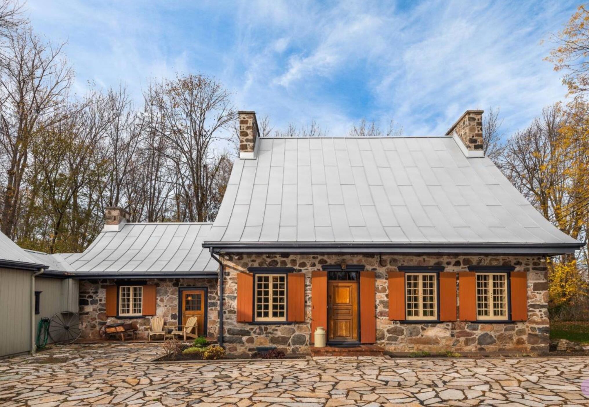 Cette jolie fermette est à vendre pour 799 995 JDQ