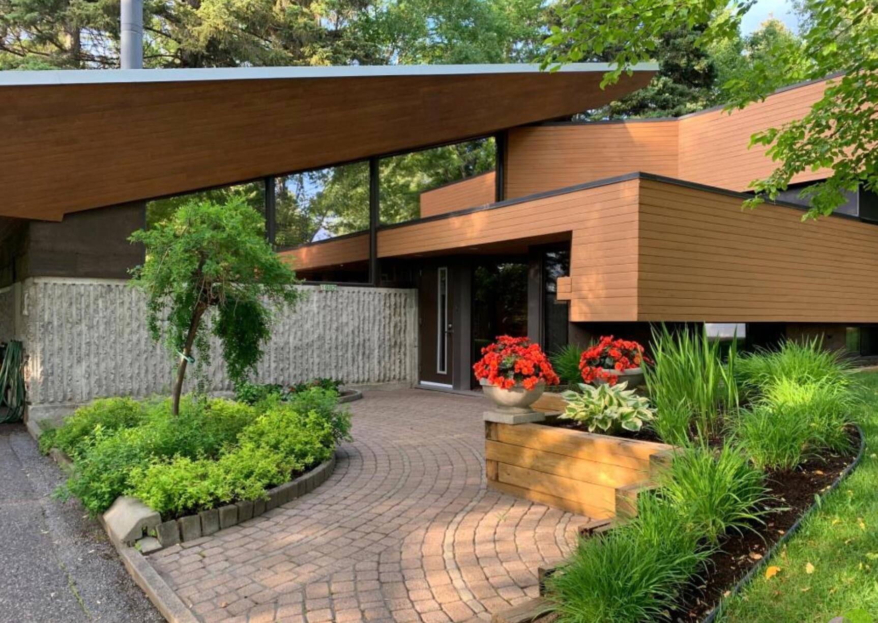 Cette maison midcentury à vendre pour 359 000 abrite un bureau digne