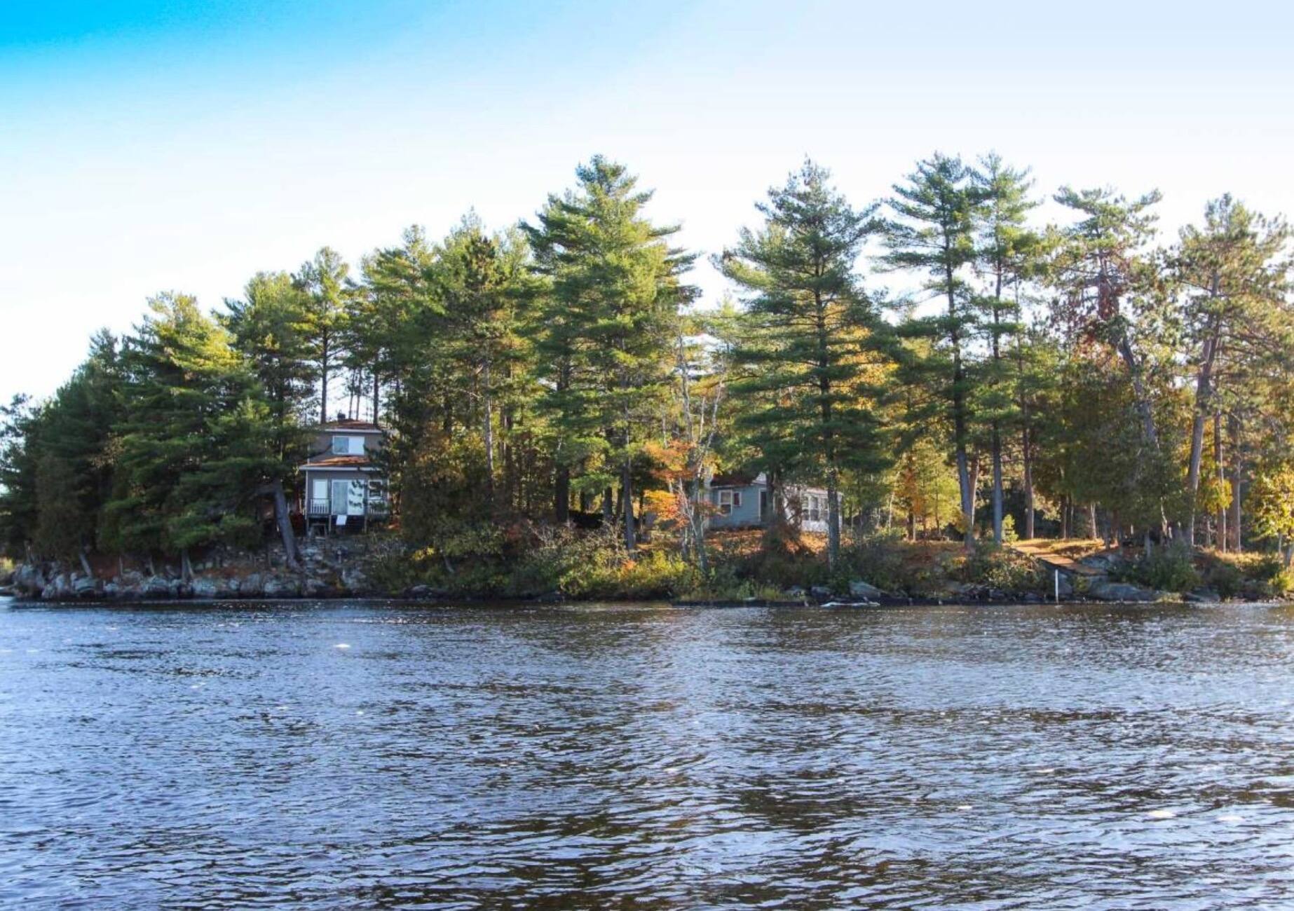 Une île semi-privée avec deux chalets à rénover