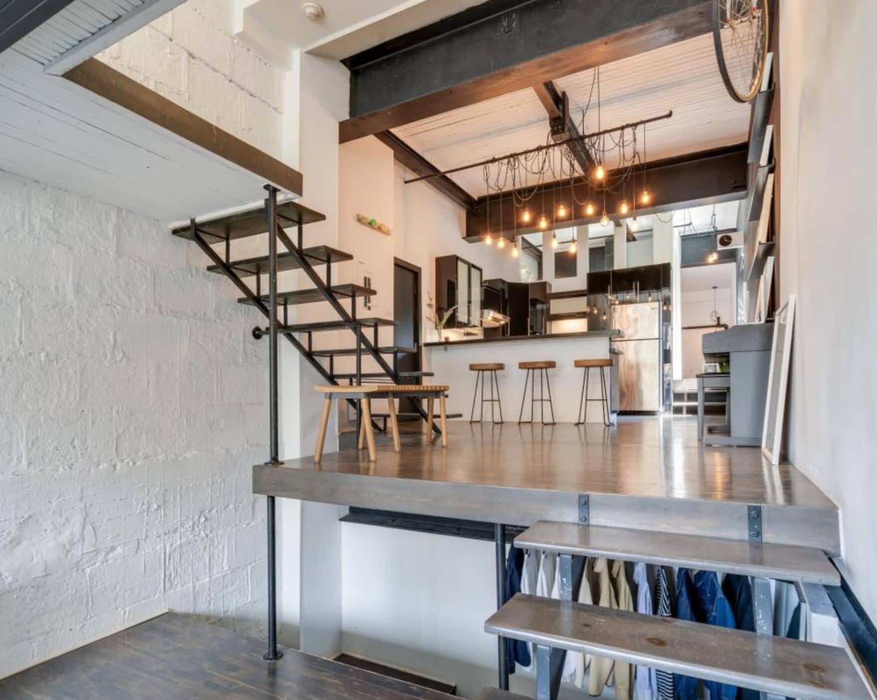 Mine de rien, il se cache