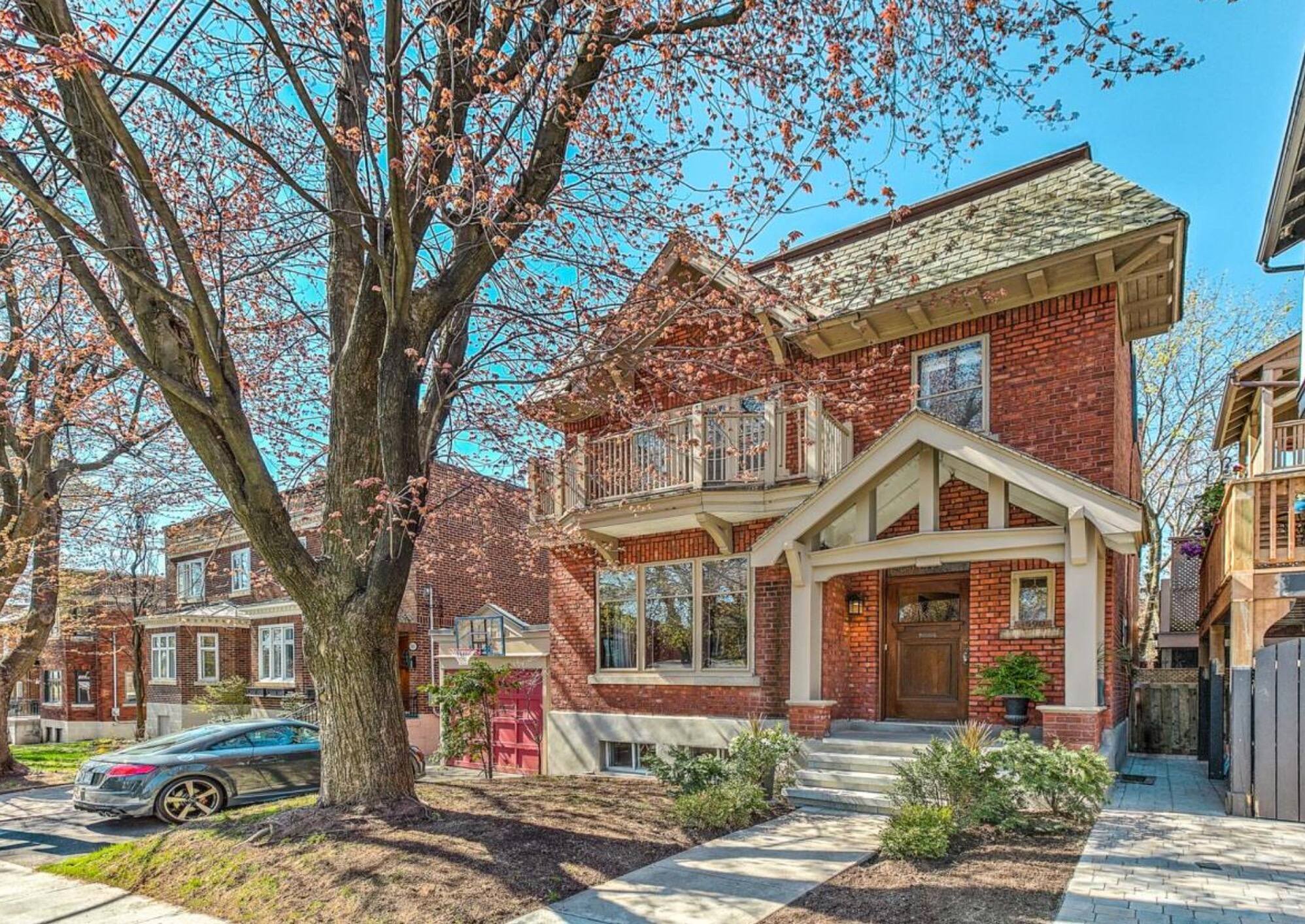 Une maison centenaire avec spa à vendre pour 1 495 000 dans NDG Silo 57