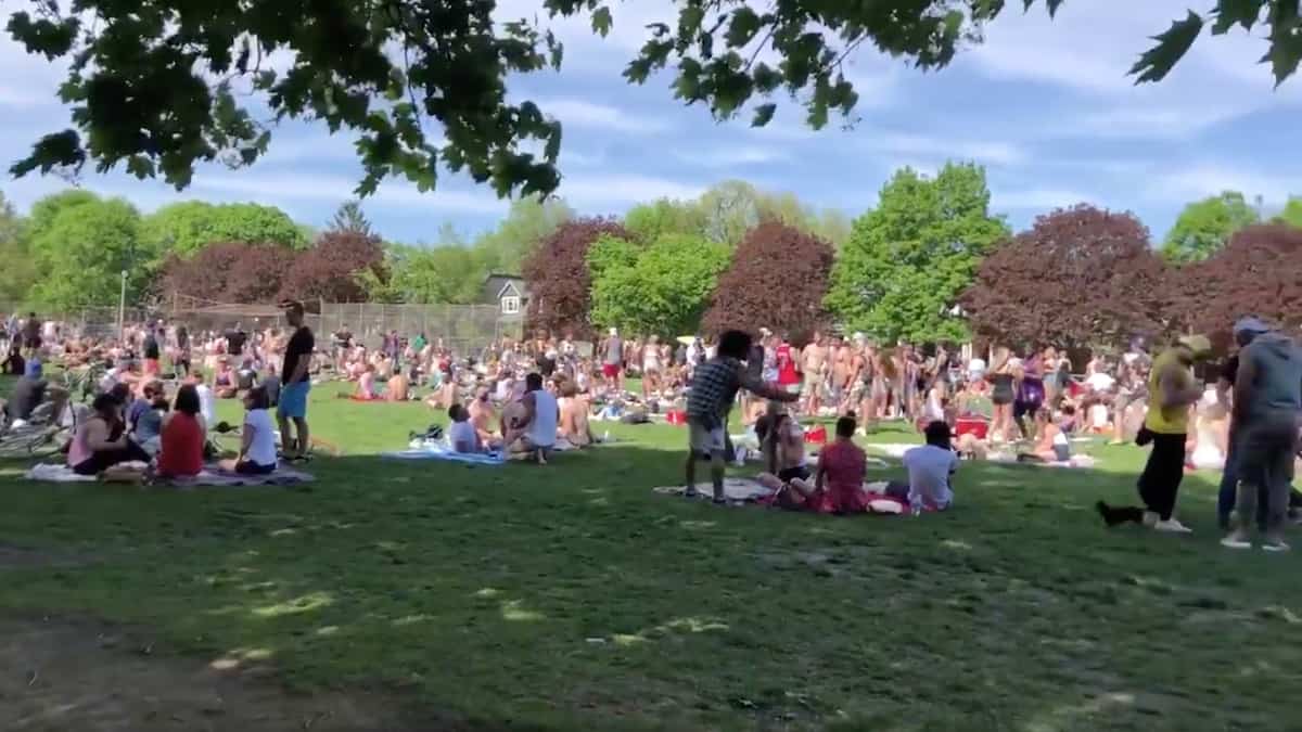 Toronto d ue par des rassemblements de milliers de Toronto d ue par des rassemblements de milliers de