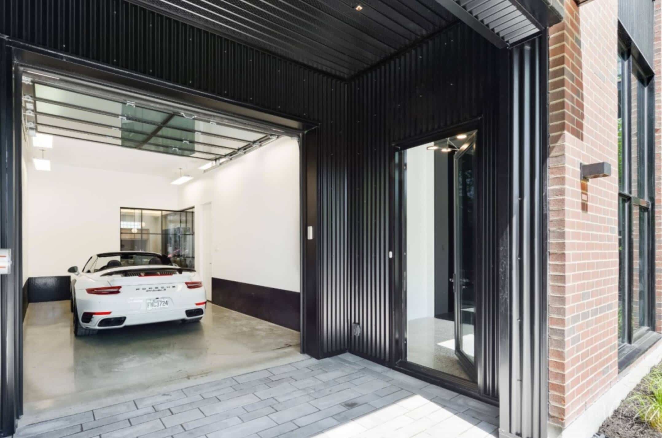 Une Maison Au Design Epure Avec Vue Sur Un Garage Vitre Salut Bonjour