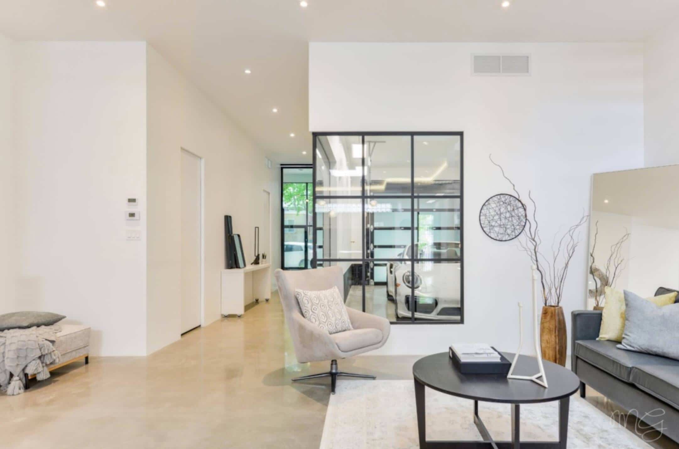 Une maison au design épuré avec un garage vitré 