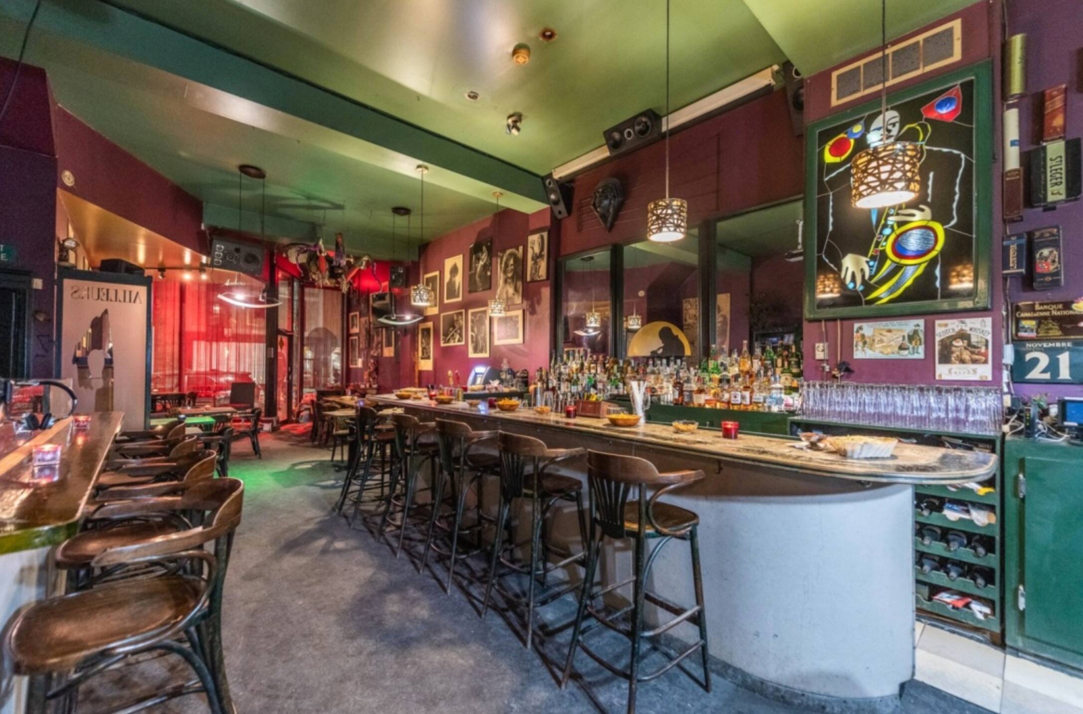 L'iconique bar du MileEnd Snack N' Blues est à vendre tout équipé pour