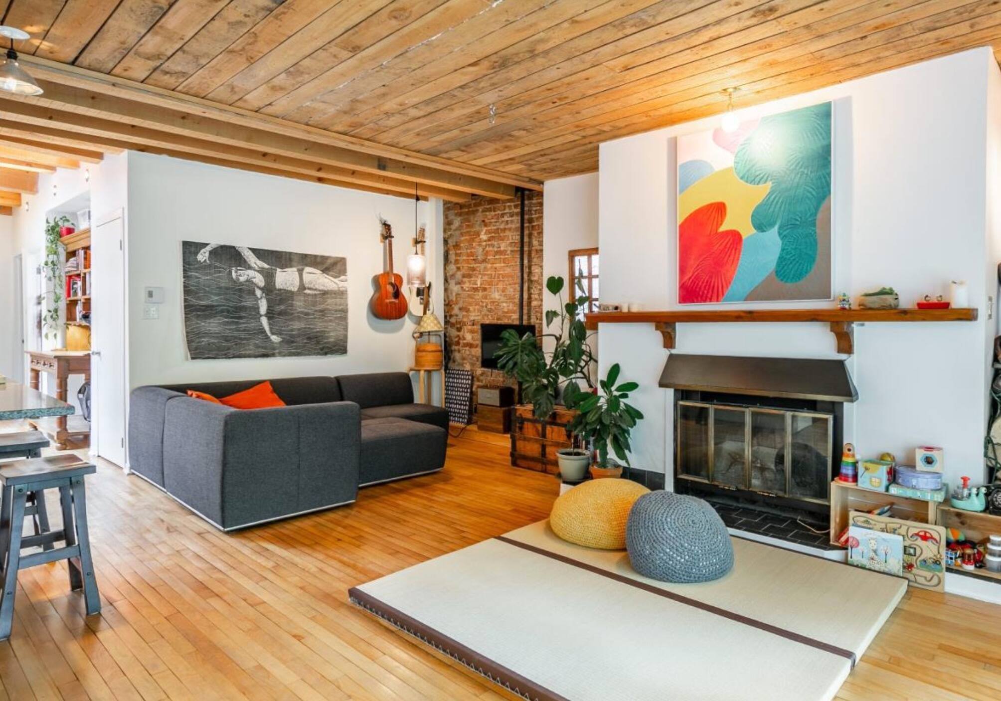 Un condo atypique avec foyer à vendre à 499 000$ 