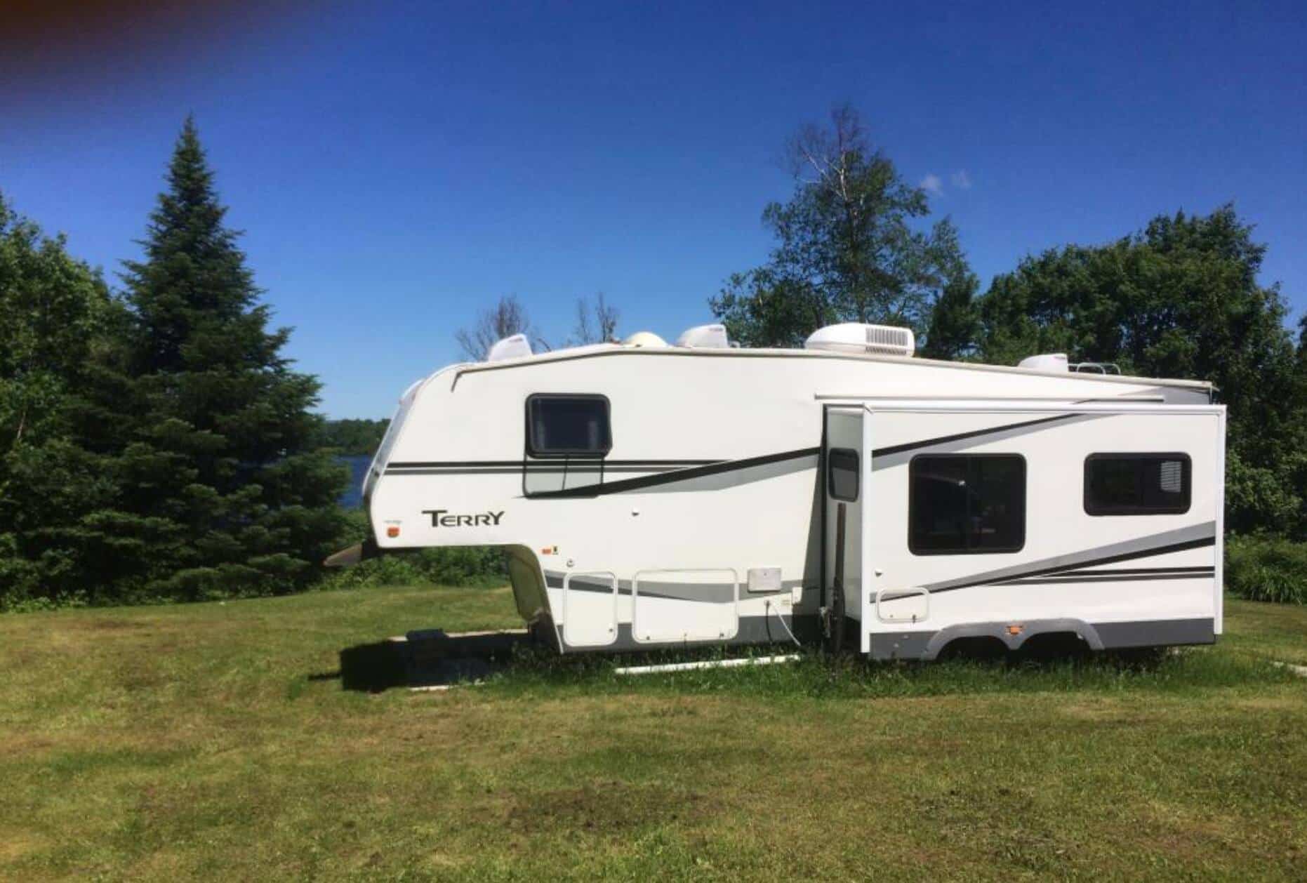 Un terrain avec roulotte, plage privée et pédalo à vendre pour 75 800