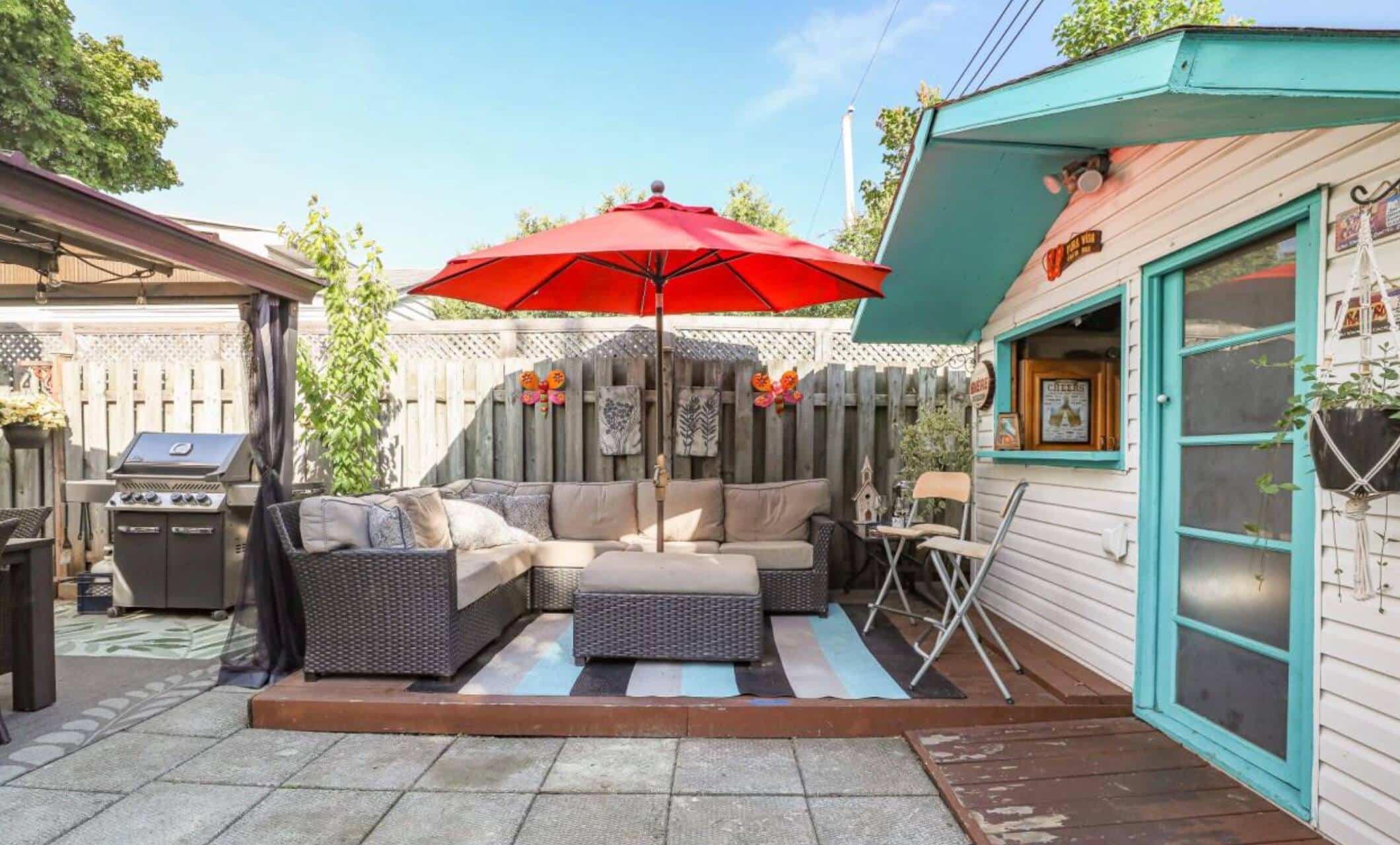 Wallpaper Une Maison Avec Un Bar Dans Le Cabanon Et Une Piscine A Vendre For iPhone Free