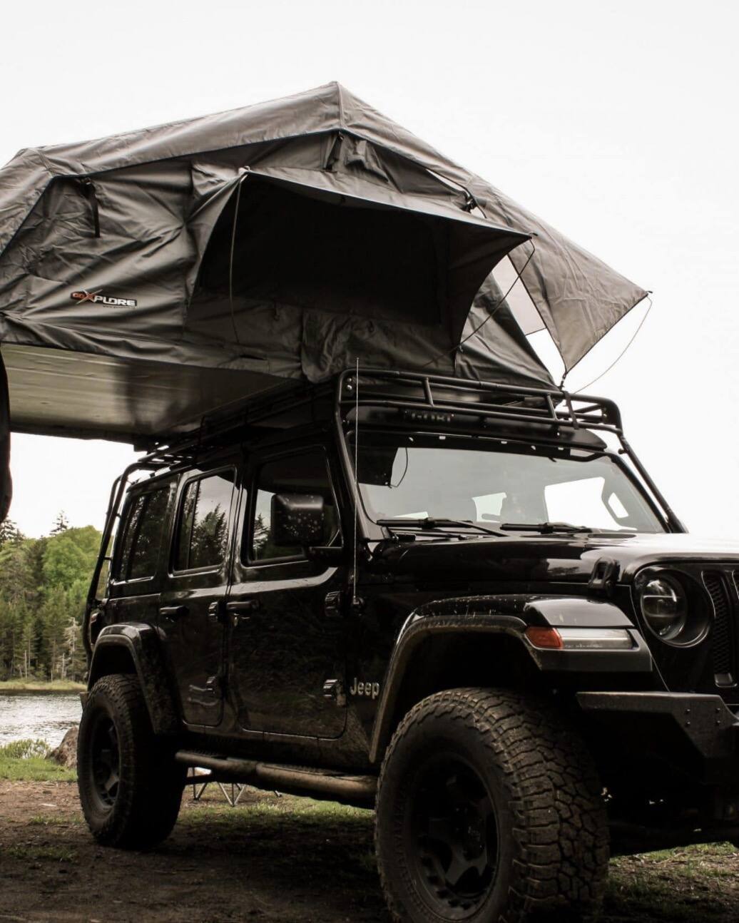 Un Jeep tout équipé avec une tente sur le toit pour découvrir le Québec Silo 57