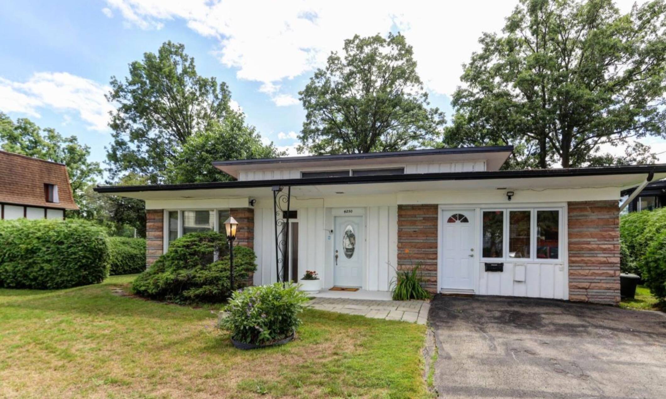 À Laval pour 495 000 maison de plainpied sur le bord de l’eau à rénover JDM