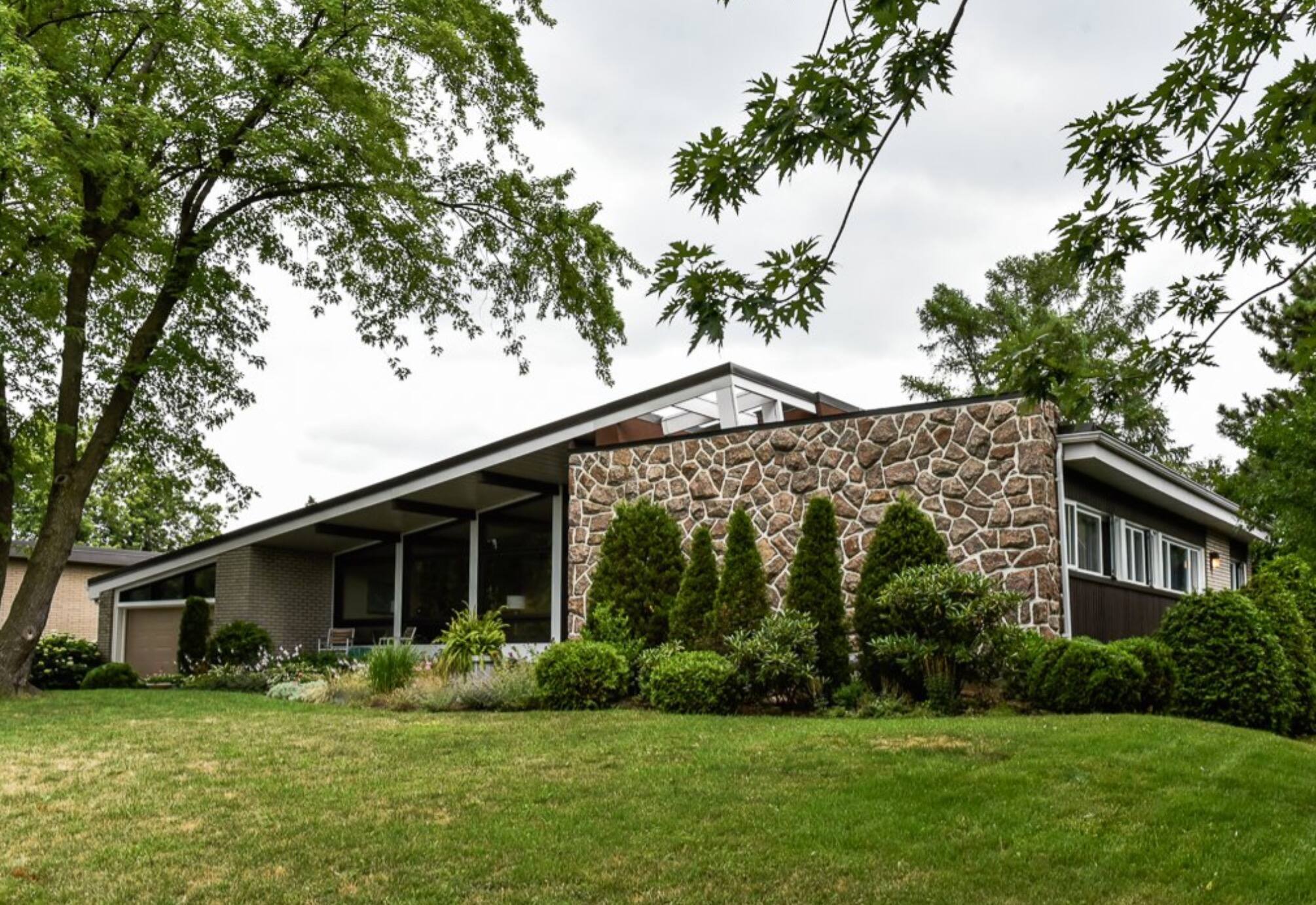 À SaintLambert une maison pleinpied à vendre pour 1 489 000 JDQ