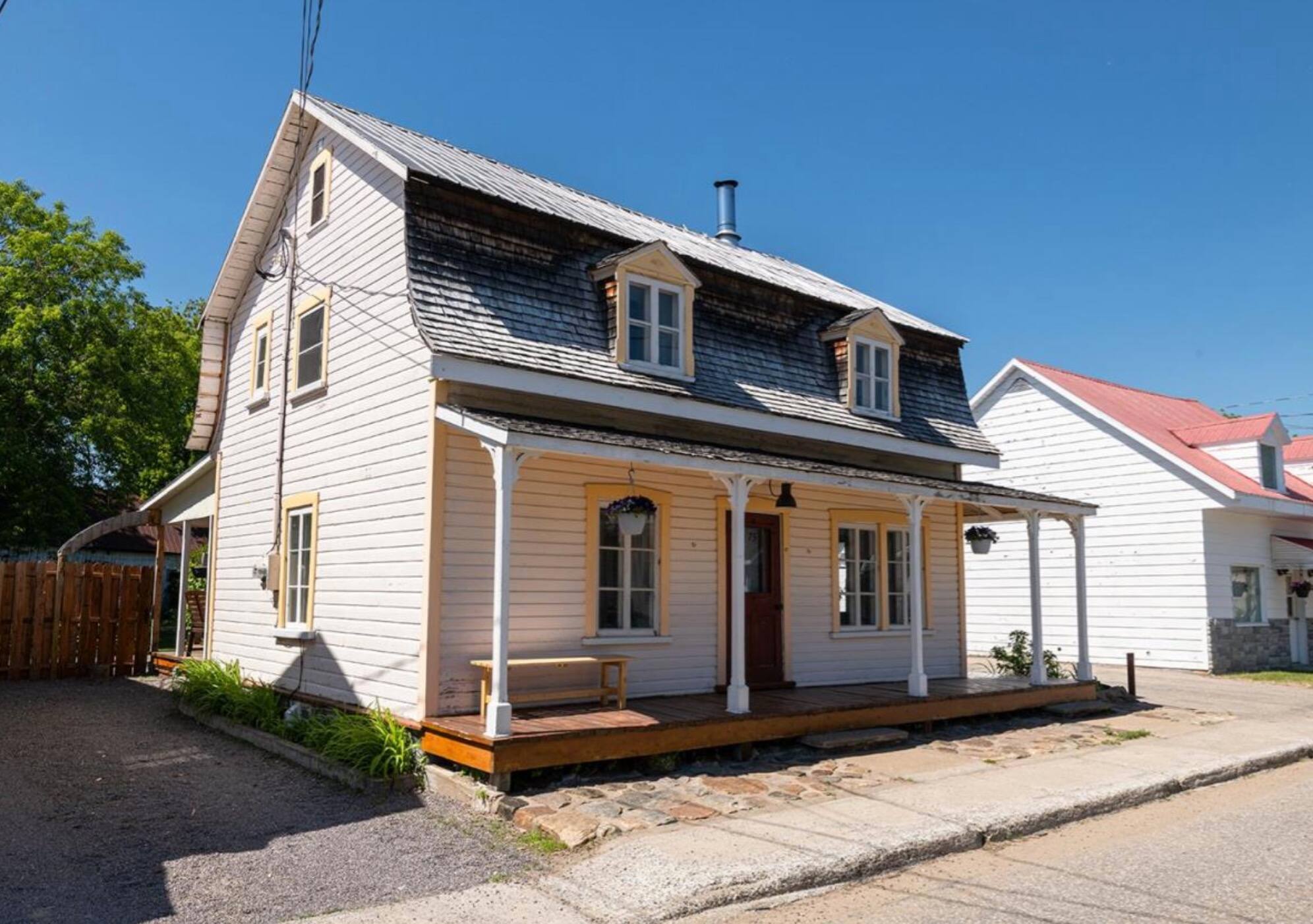 [PHOTOS] BaieSaintPaul une maison ancestrale à vendre pour 205 000