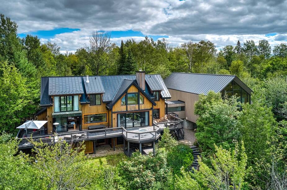 Une maison d’architectes sur le bord de l’eau avec un studio d’artiste à vendre à SainteAdèle Une maison d’architectes sur le bord de l’eau avec un studio d’artiste à vendre à SainteAdèle