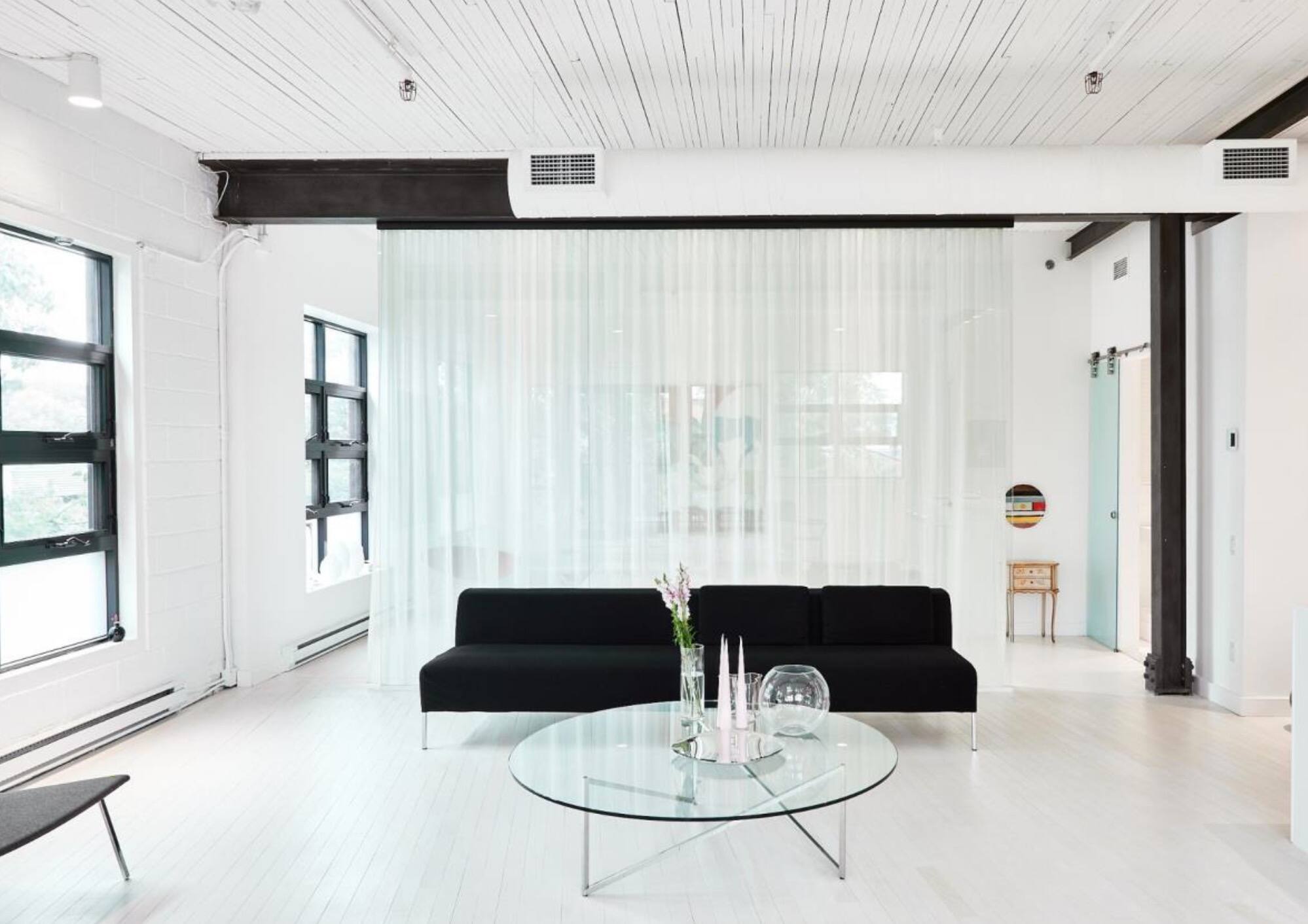 Un condo blanc du plancher au plafond à vendre