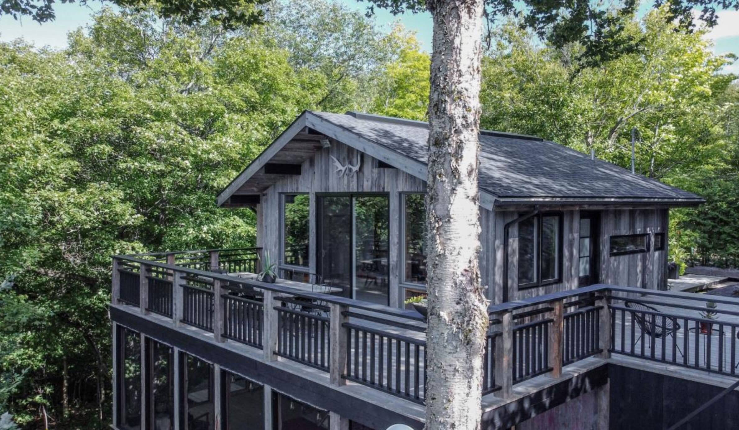 Un chalet avec une minimaison en extra sur le bord de l’eau à vendre