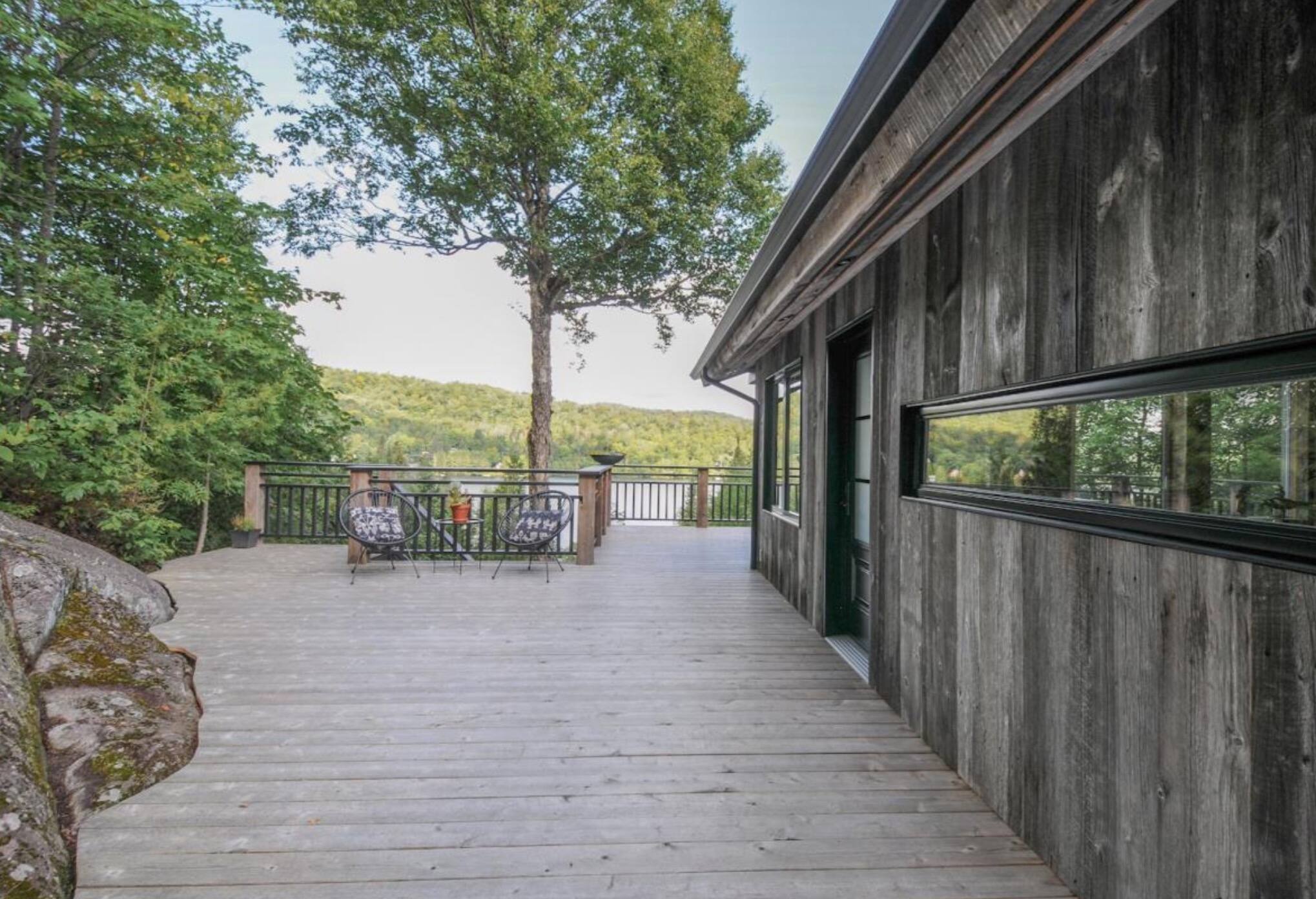 Un chalet avec une minimaison en extra sur le bord de l’eau à vendre