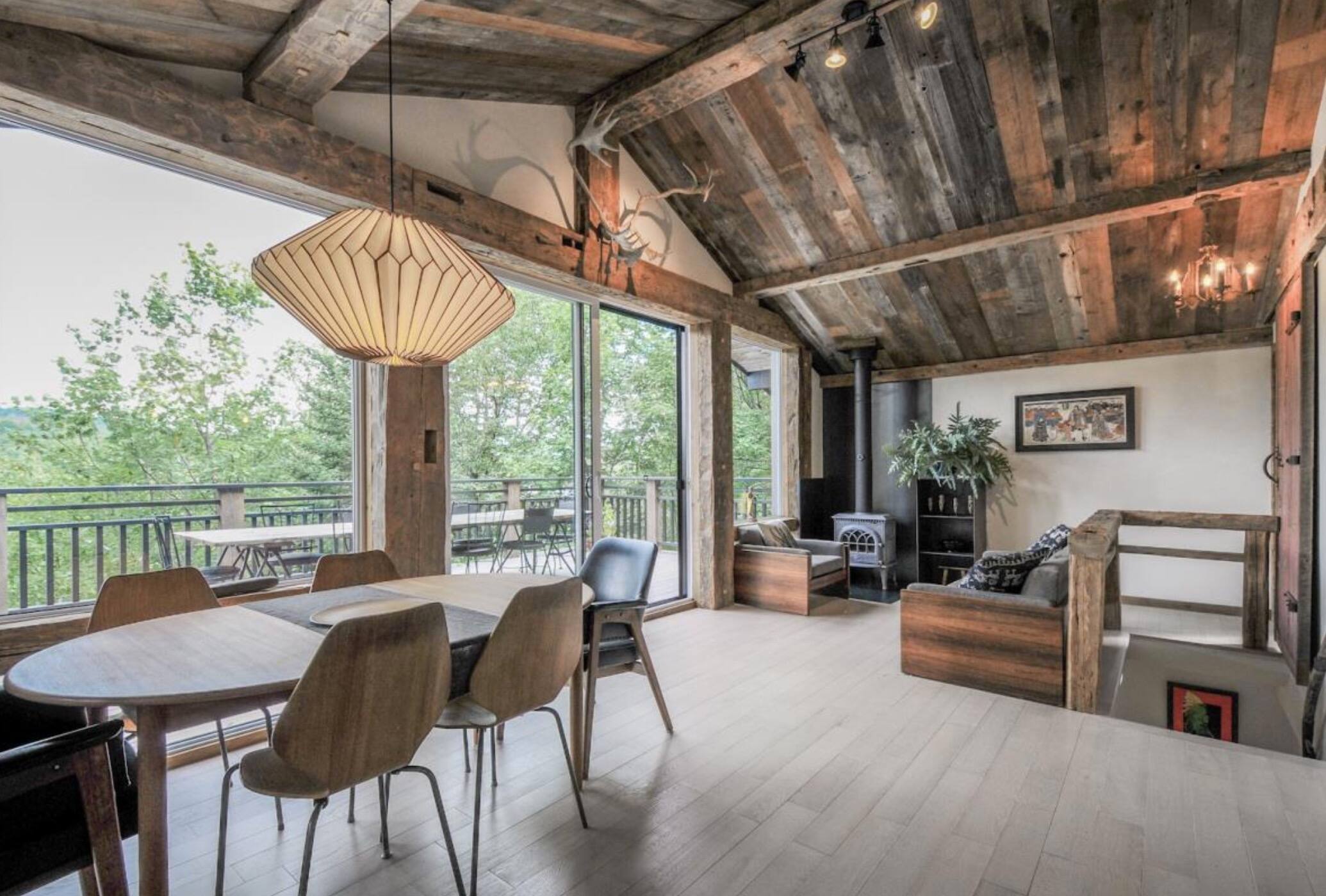 Un chalet avec une minimaison en extra sur le bord de l’eau à vendre