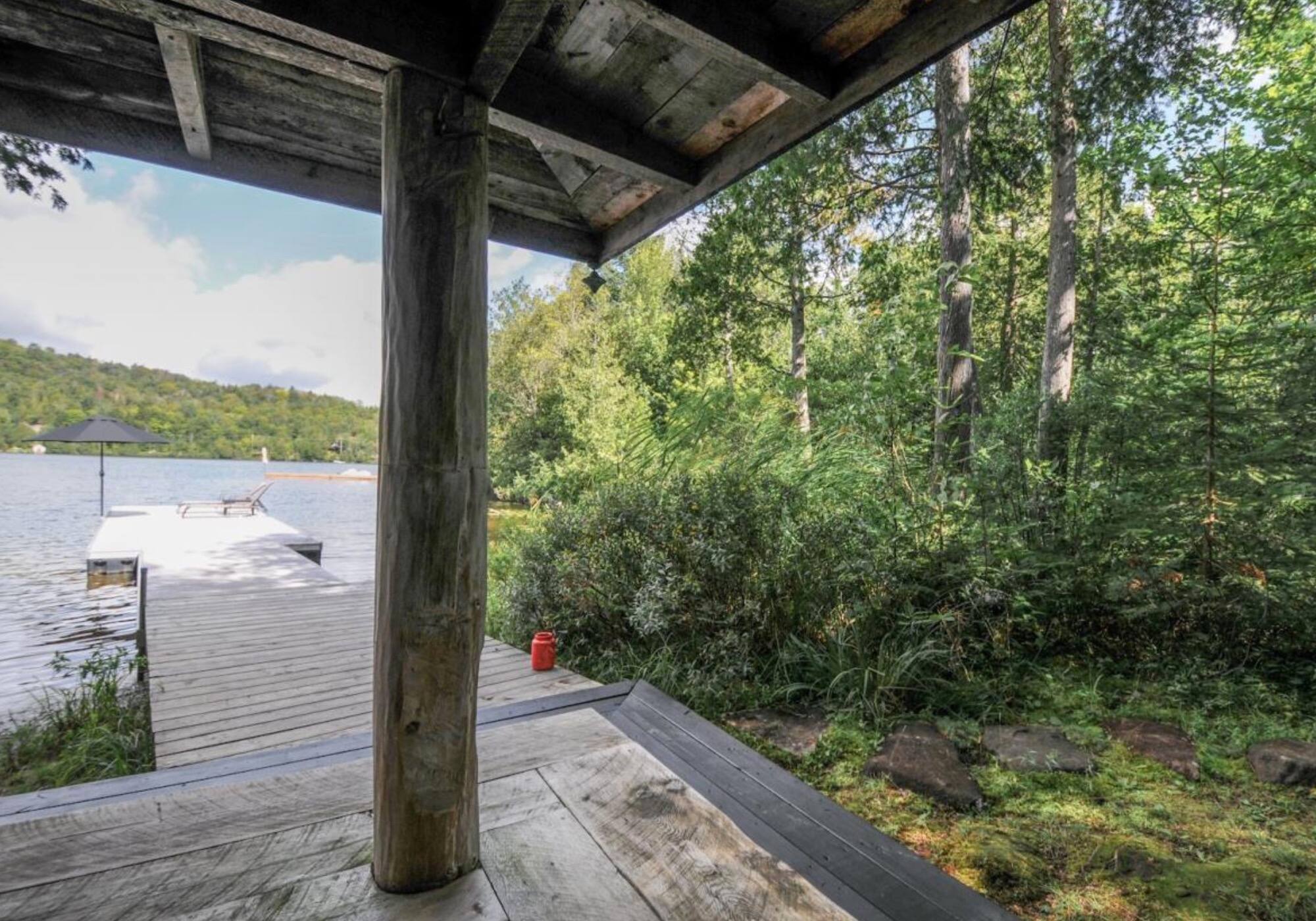 Un chalet avec une minimaison en extra sur le bord de l’eau à vendre