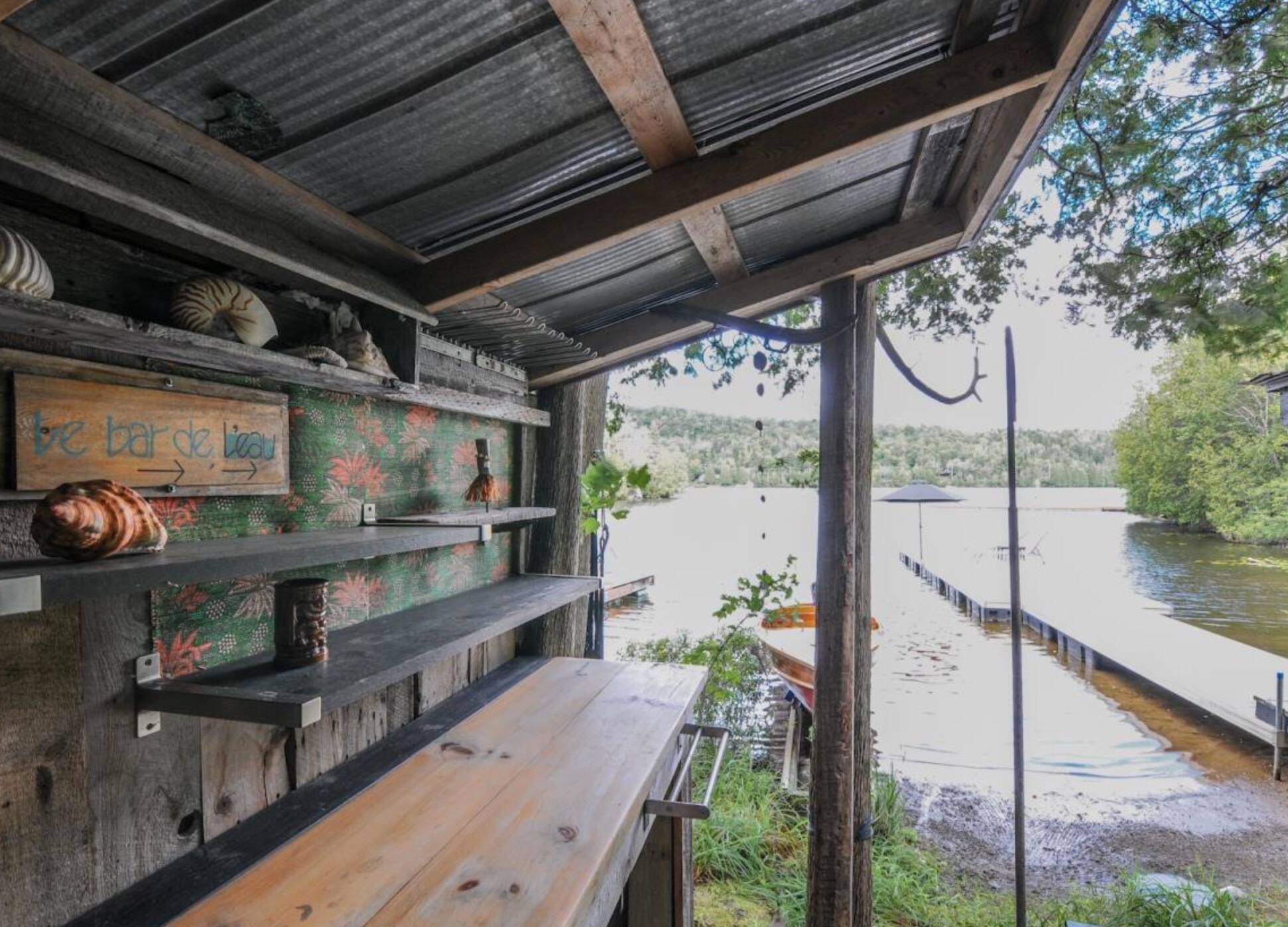 Un chalet avec une minimaison en extra sur le bord de l’eau à vendre