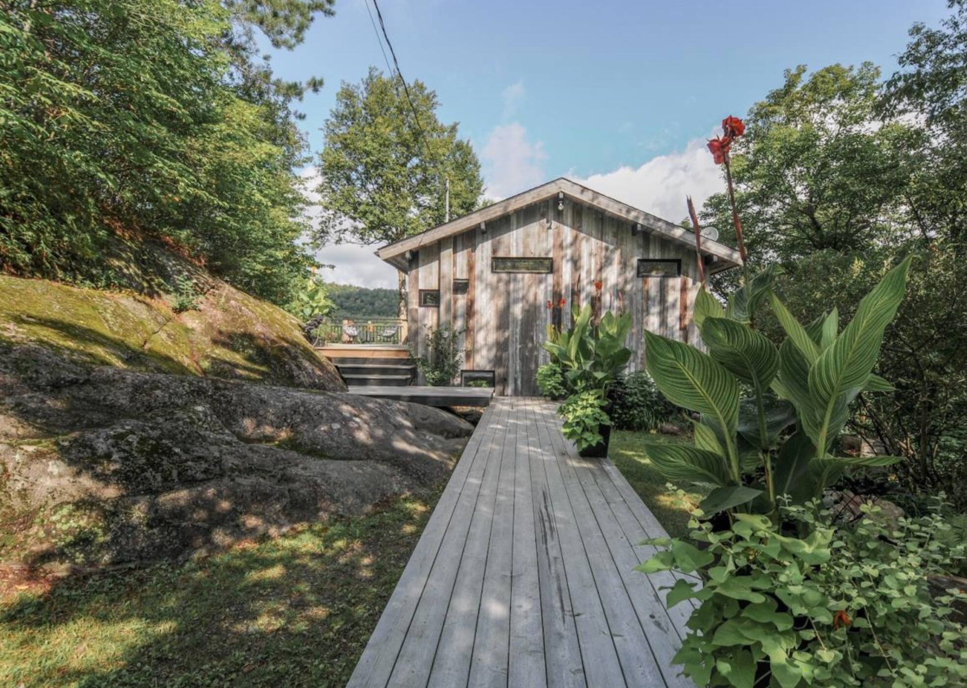 Un chalet avec une minimaison en extra sur le bord de l’eau à vendre