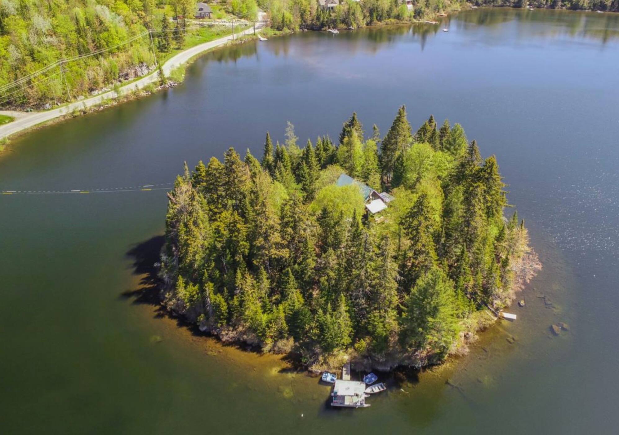 Joli chalet situé à SaintAdolphed’Howard, dans les Laurentides. JDM