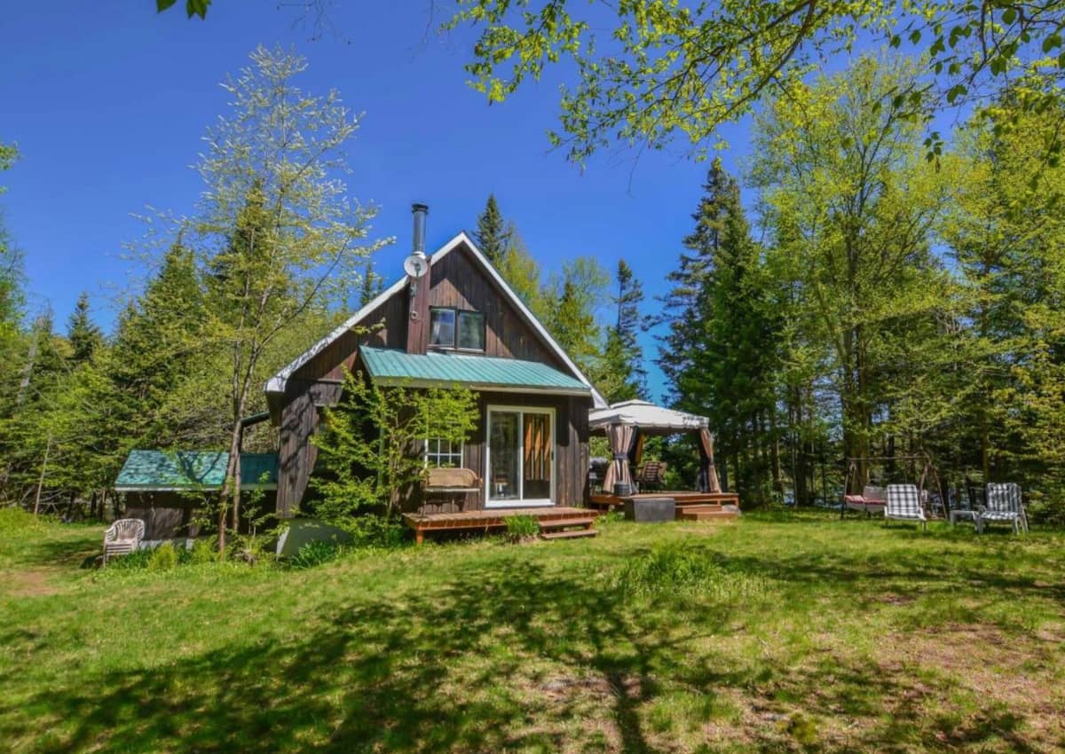 Joli chalet situé à SaintAdolphed’Howard, dans les Laurentides. JDM Joli chalet situé à SaintAdolphed’Howard, dans les Laurentides. JDM