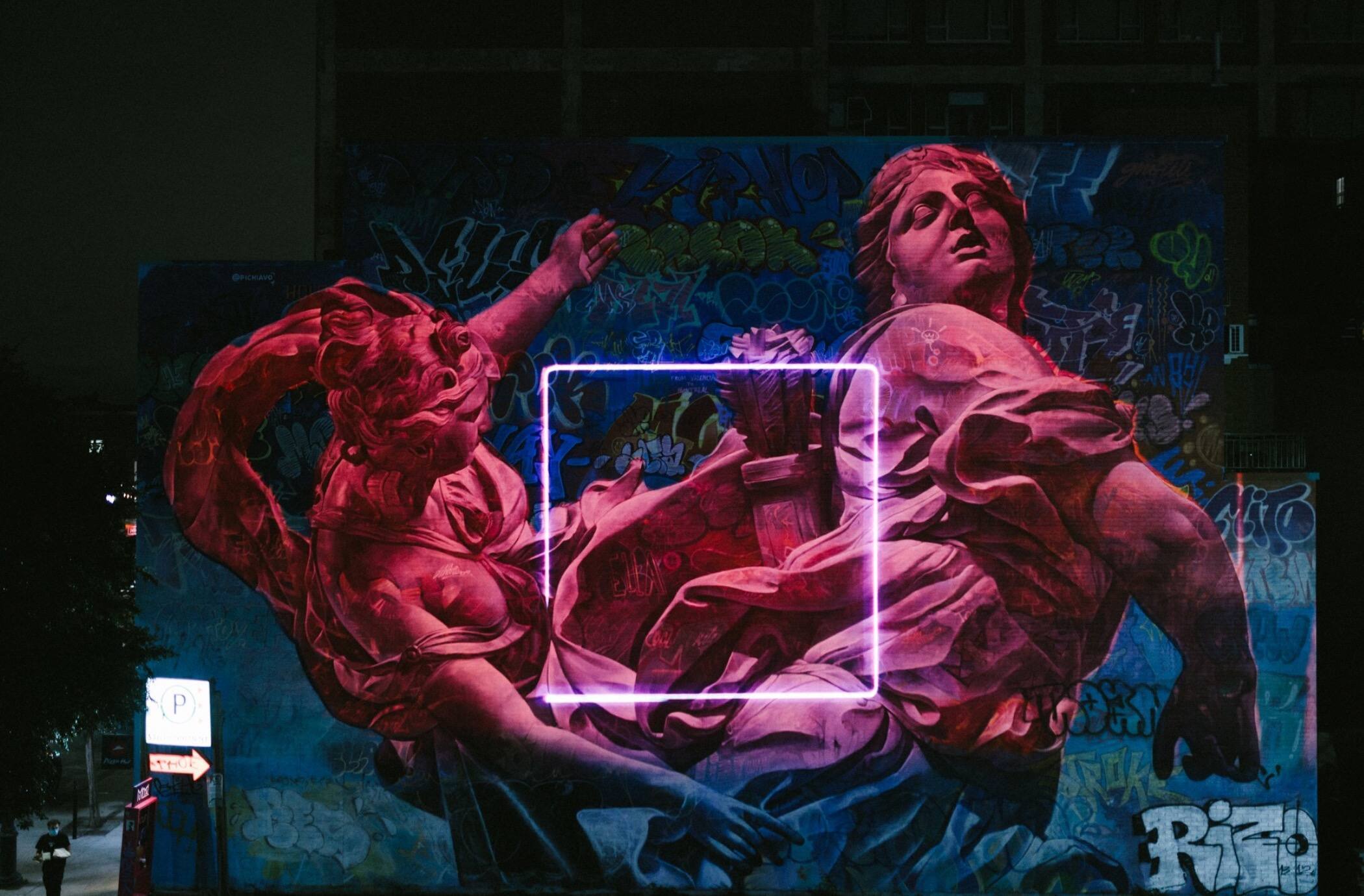 Cette murale s’illumine la nuit et c’est trop beau