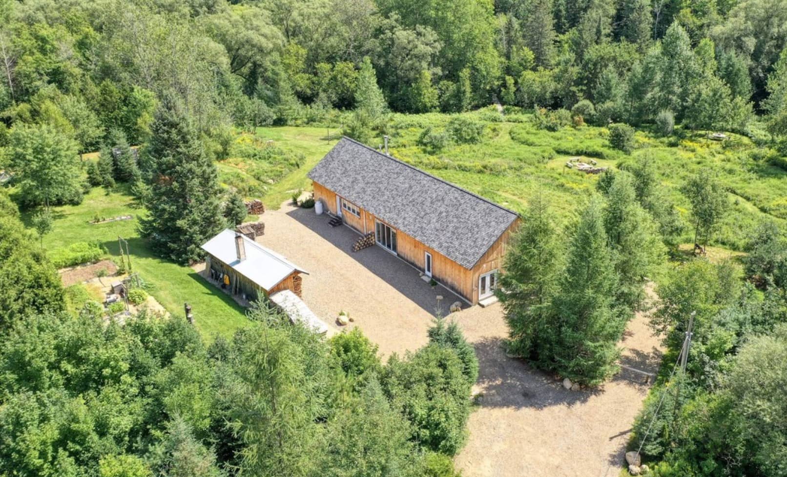 Une maison avec un atelier de poterie à vendre