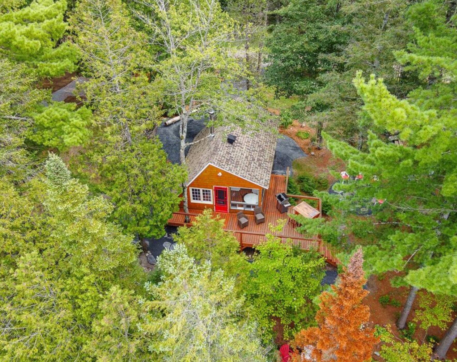 Un chalet en bardeaux de cèdre sur le bord de l’eau à Dudswell à vendre