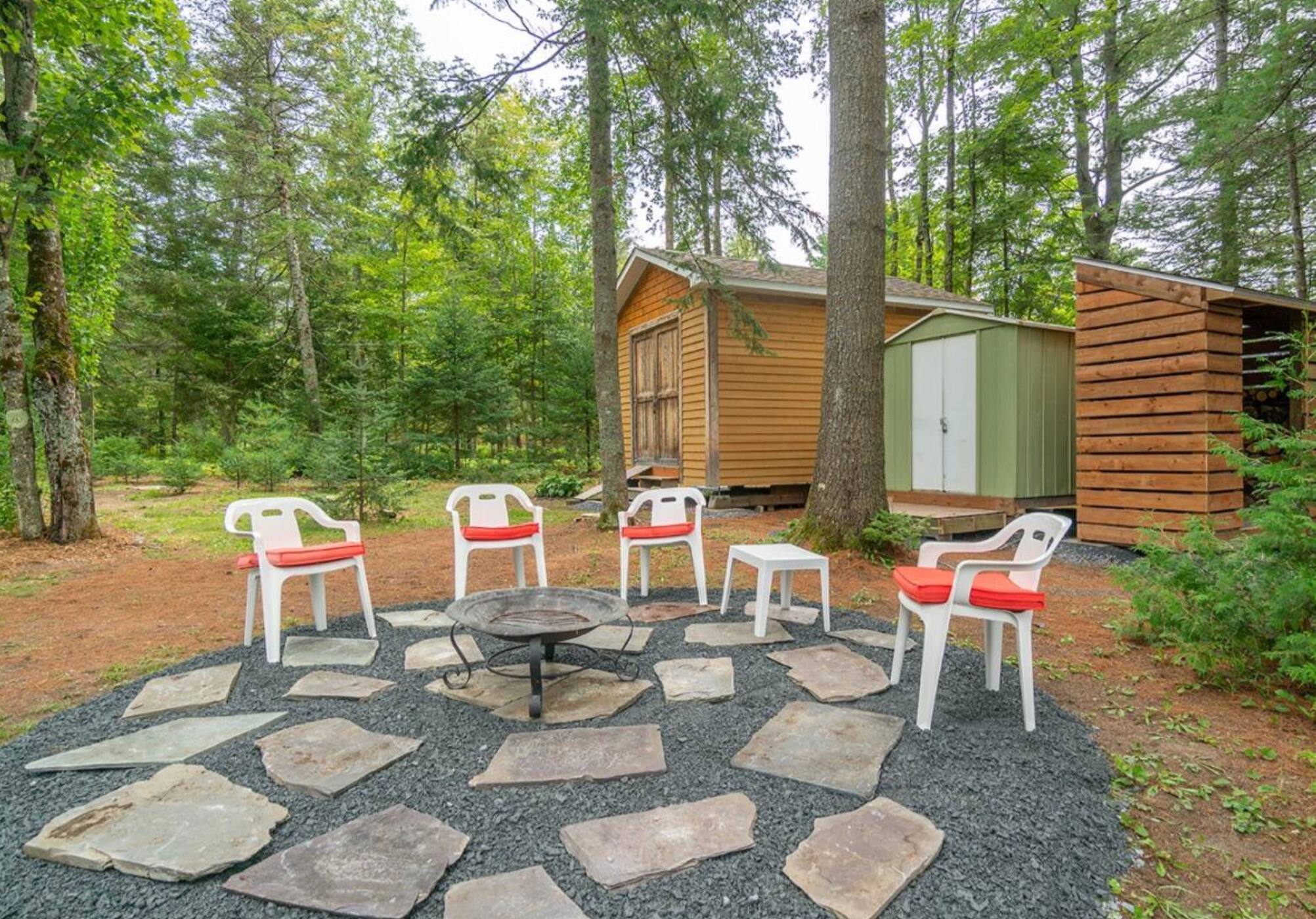 Un chalet en bardeaux de cèdre sur le bord de l’eau à Dudswell à vendre