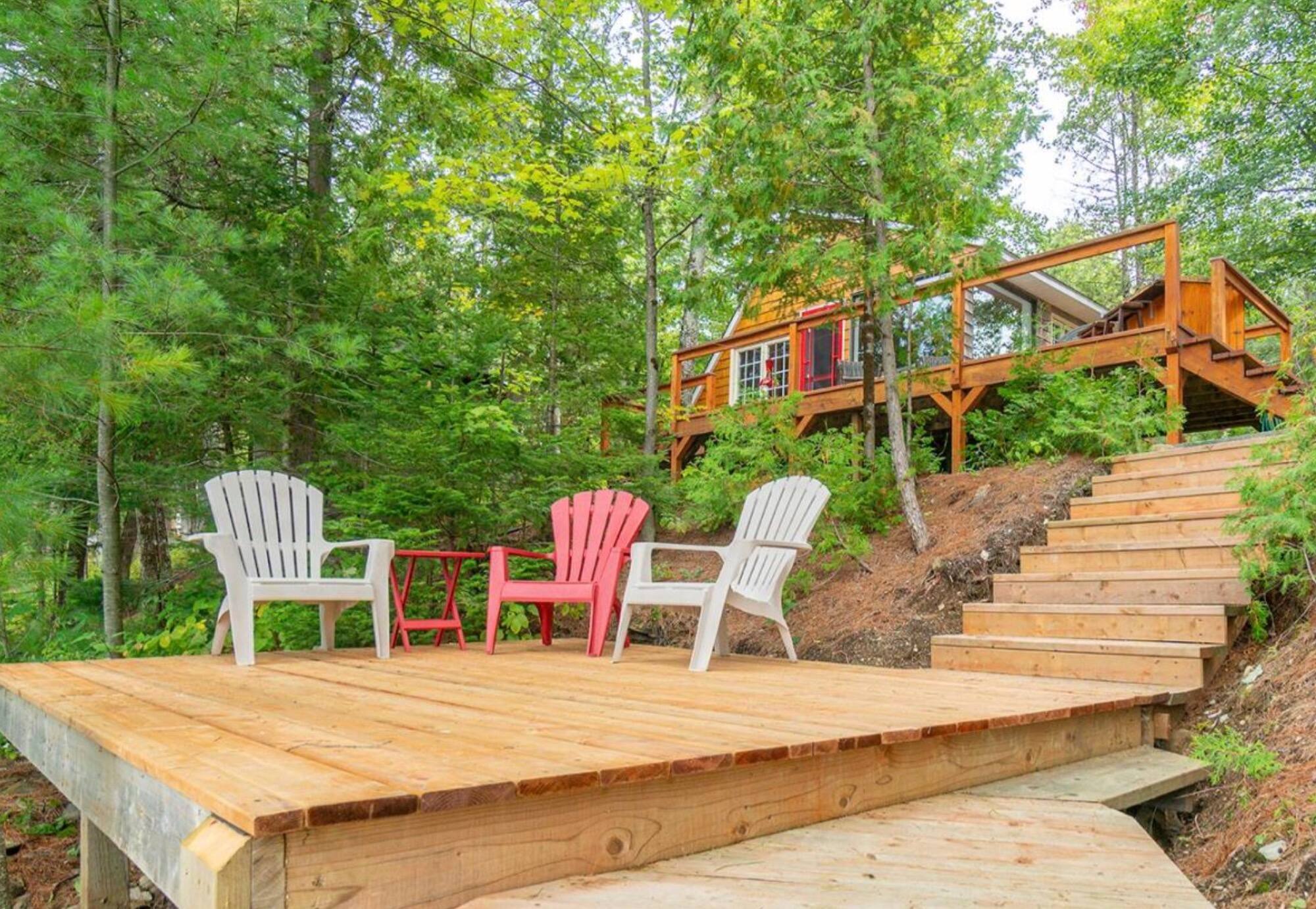 Un chalet en bardeaux de cèdre sur le bord de l’eau à Dudswell à vendre