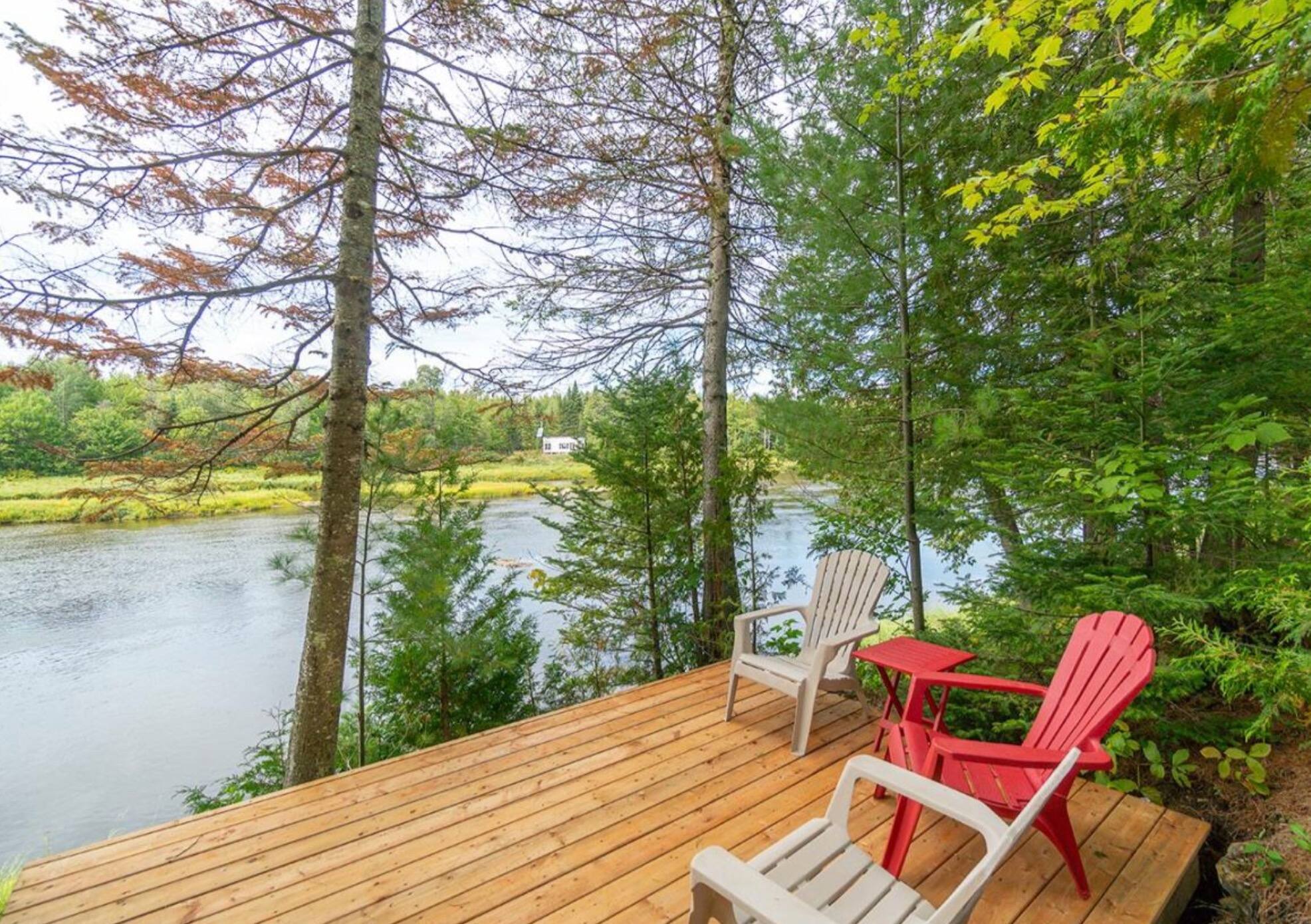 Un chalet en bardeaux de cèdre sur le bord de l’eau à Dudswell à vendre