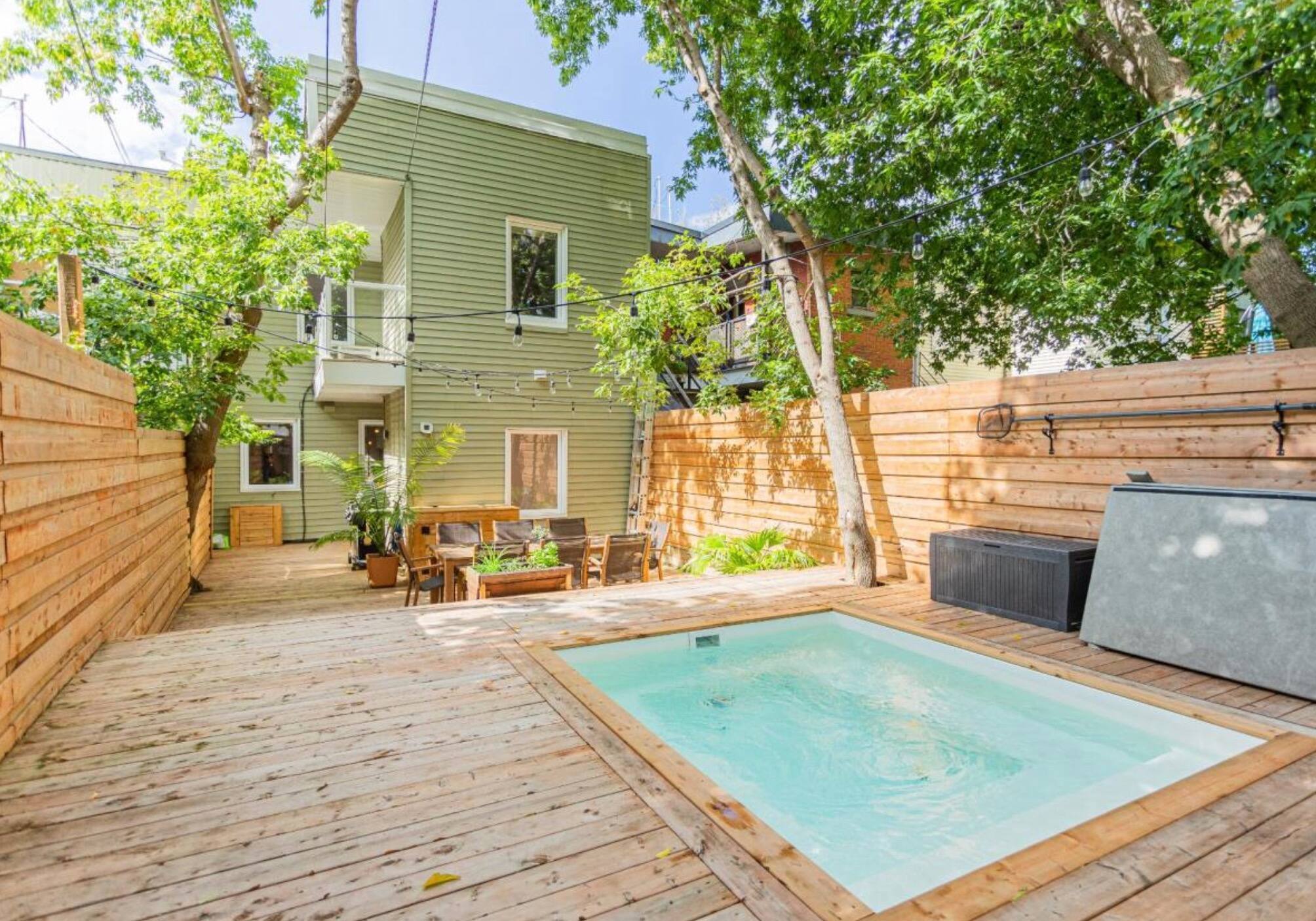 Une maison avec une piscine à vendre à 929 000$ 