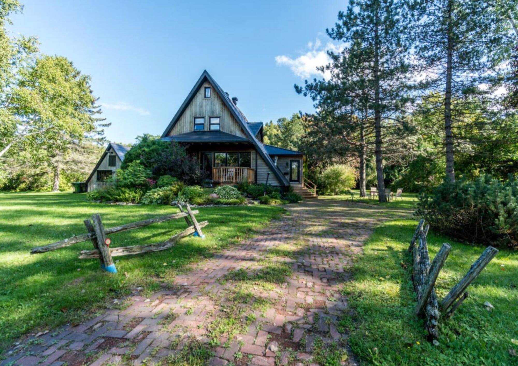 Un chalet en «A» à vendre pour 529 000 à SaintAntoinedeTilly Silo 57