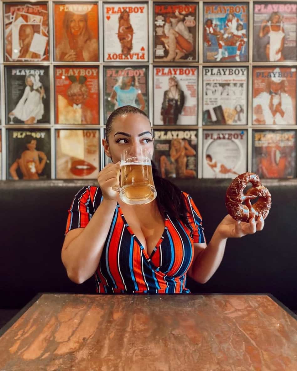 Un resto de sous-marins avec un mur de «Playboy»