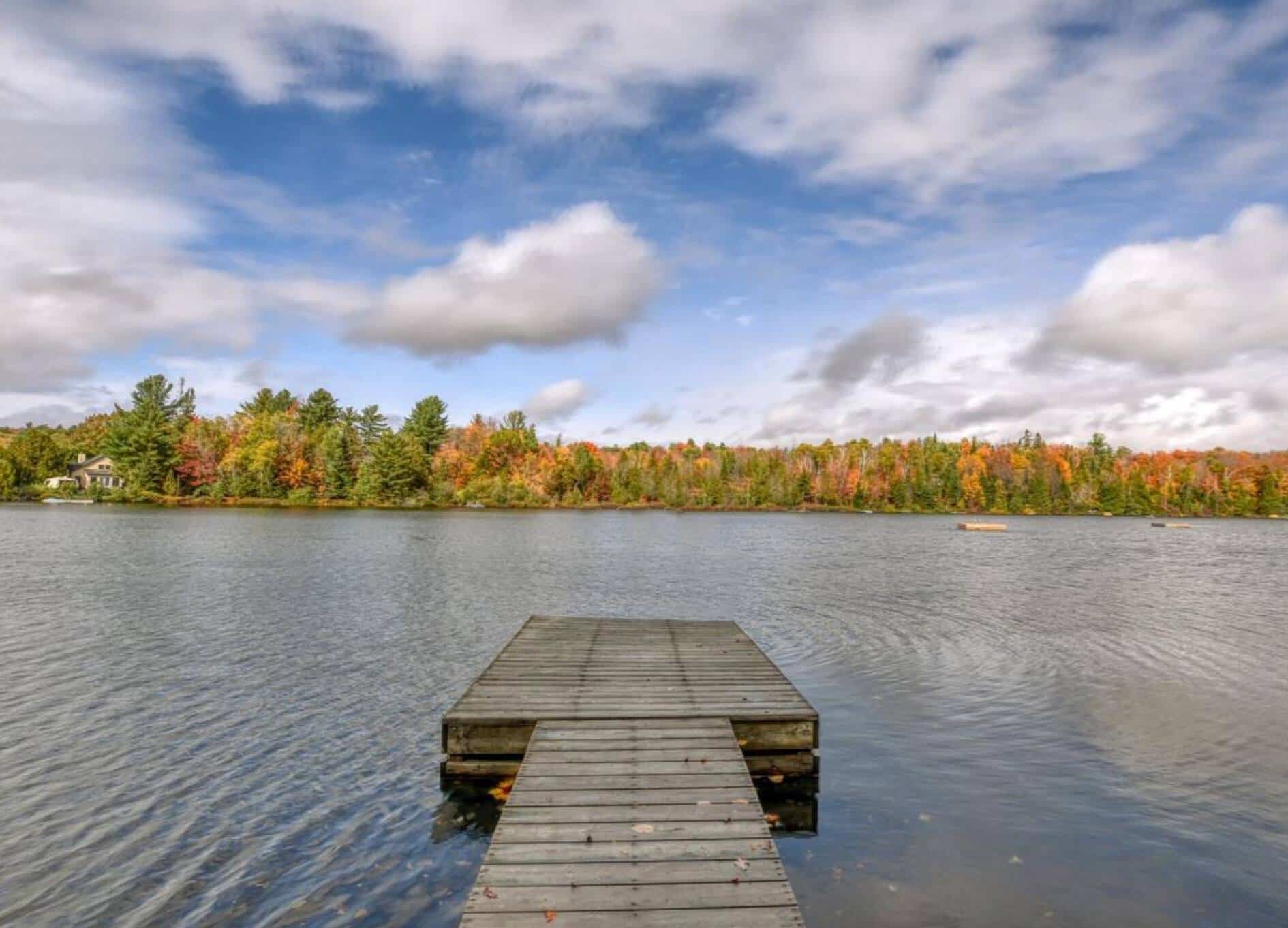 Ce chalet midcentury sur le bord de l'eau est à vendre pour 689 000 à