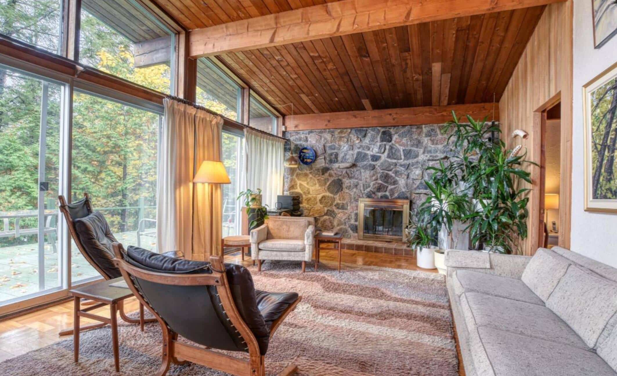 Un chalet mid-century à vendre pour 689 000$