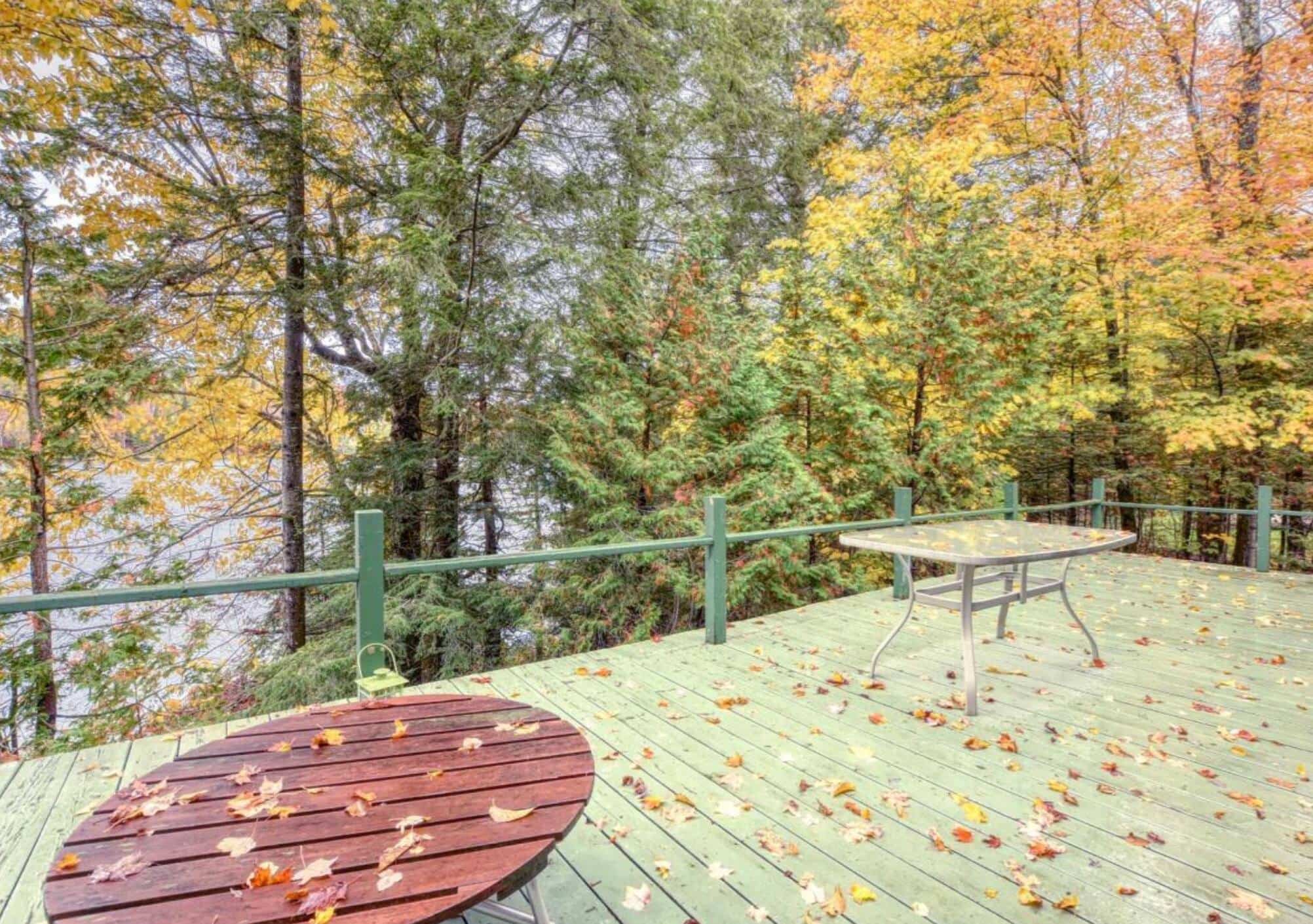 Ce chalet midcentury sur le bord de l'eau est à vendre pour 689 000 à SainteAnnedesLacs JDQ