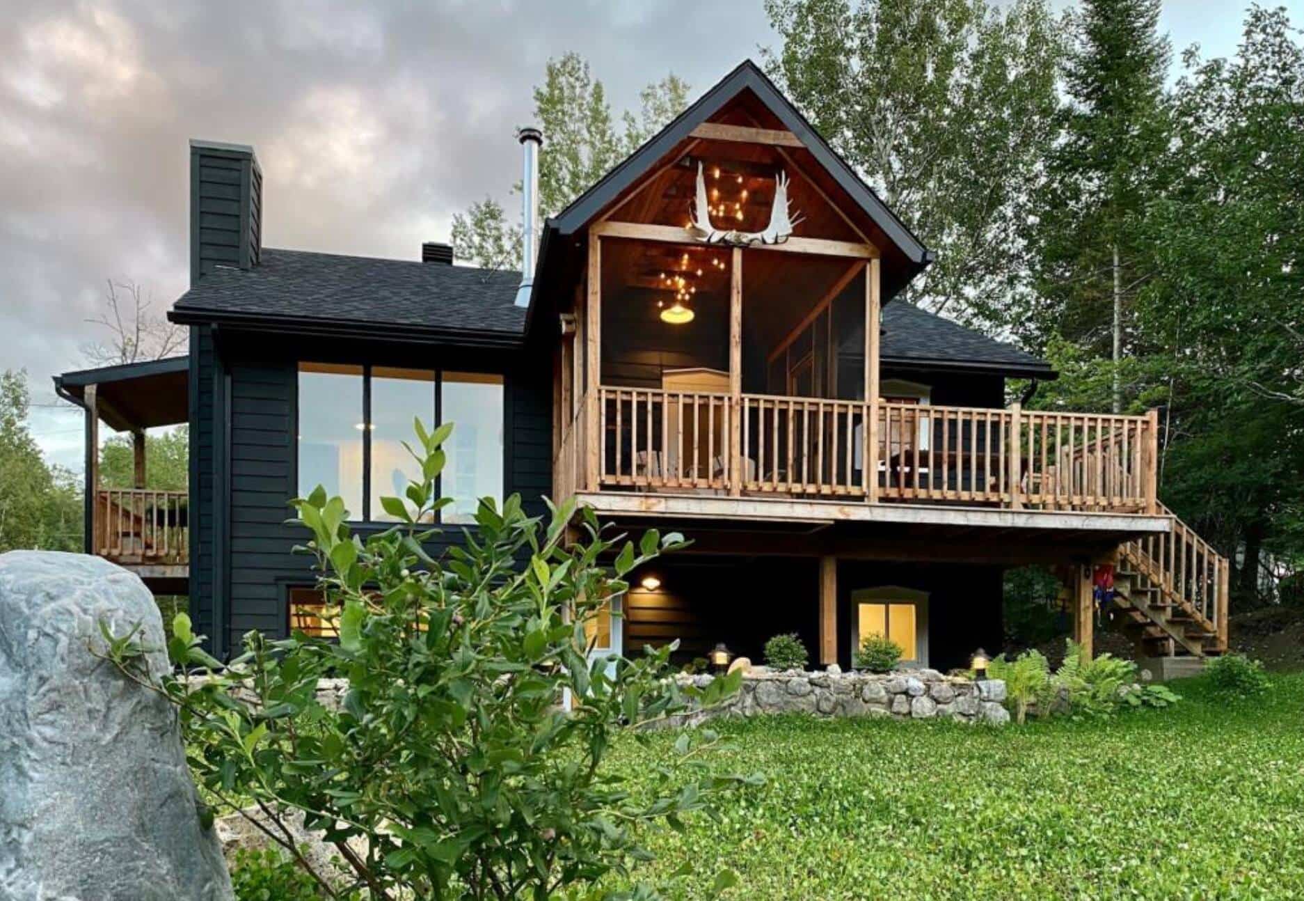 Un chalet scandinave entièrement rénové sur le bord de l’eau à vendre