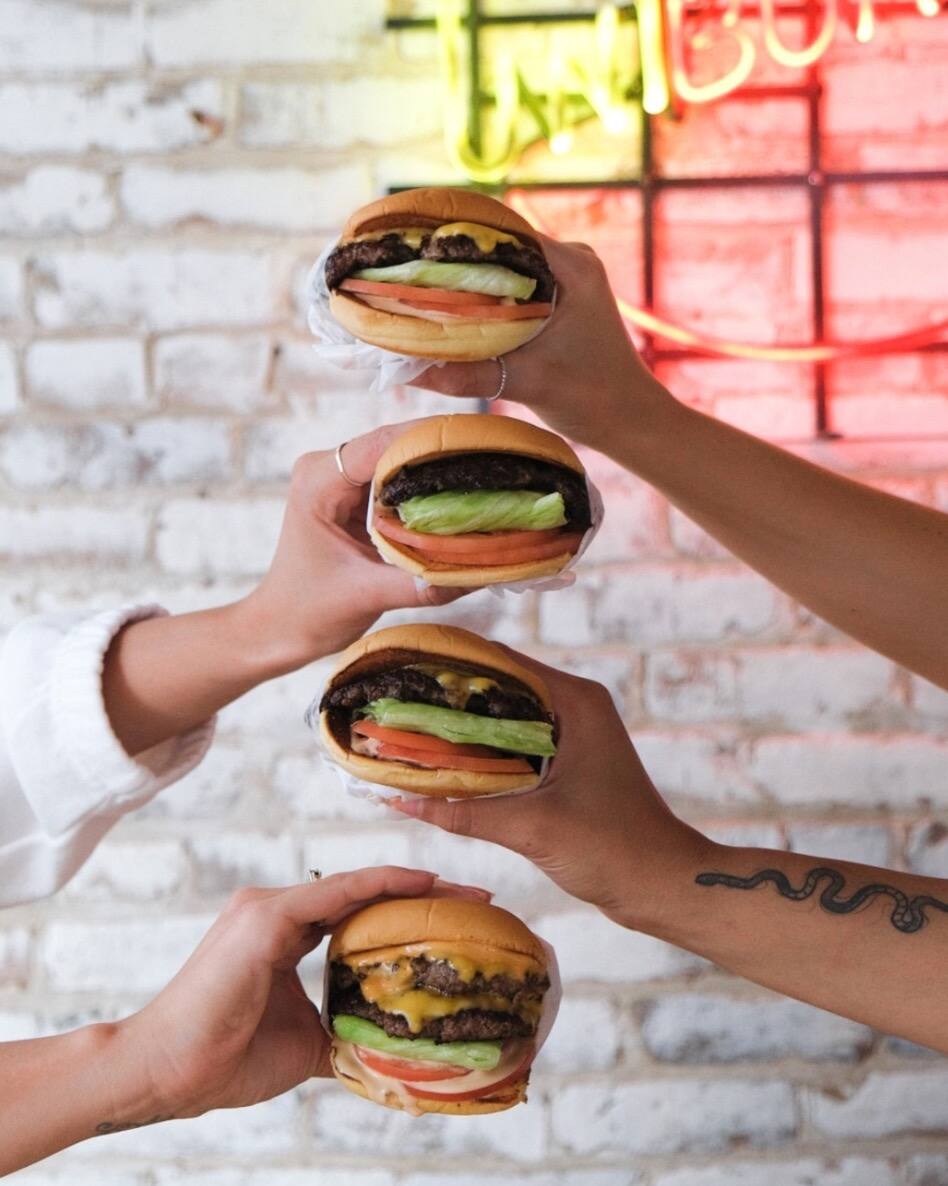 5 meilleurs burgers à commander en «take out»